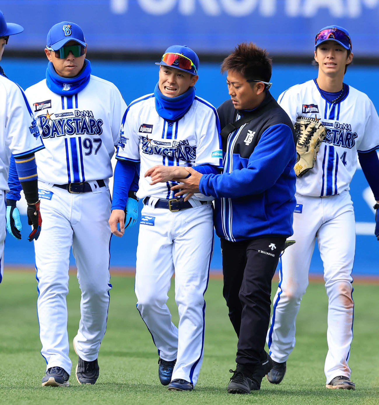 DeNA対西武　4回表西武無死、コルデロの打球を捕球後、負傷し引き揚げる柴田（中央）（撮影・浅見桂子）