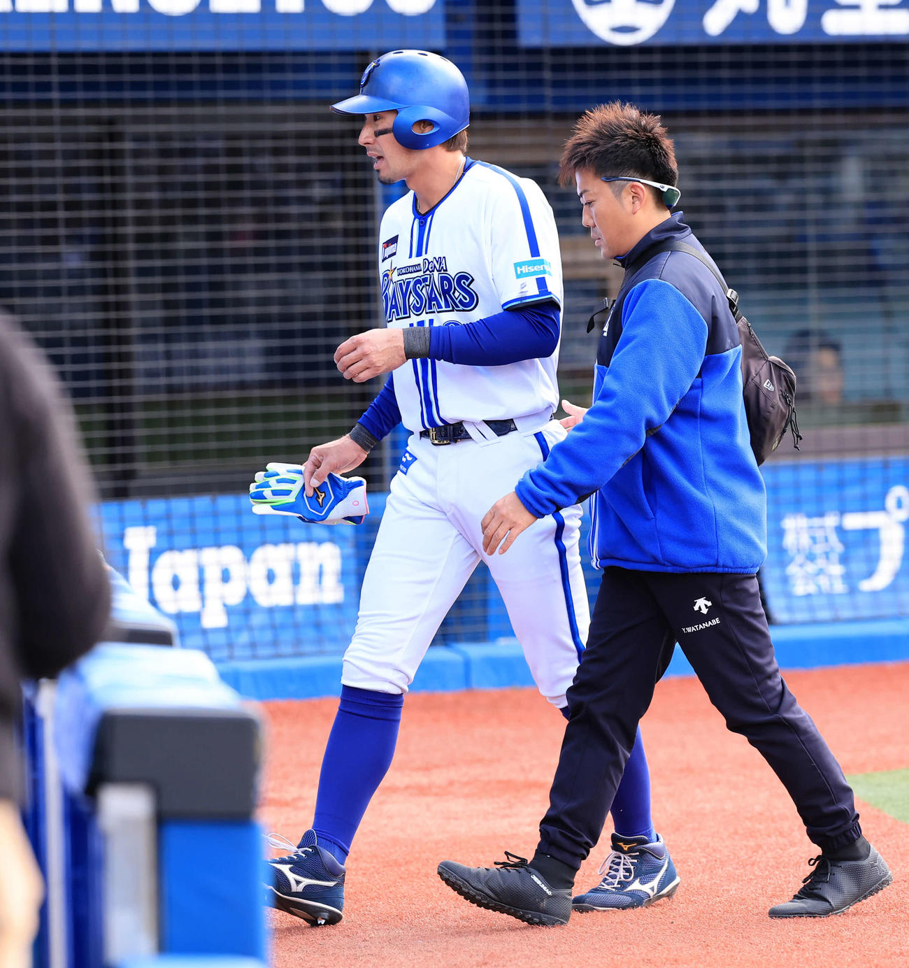DeNA対西武　2回裏DeNA1死一、二塁、度会の二塁ゴロで三塁進塁した際、負傷した大田は引き揚げそのまま交代する（撮影・浅見桂子）