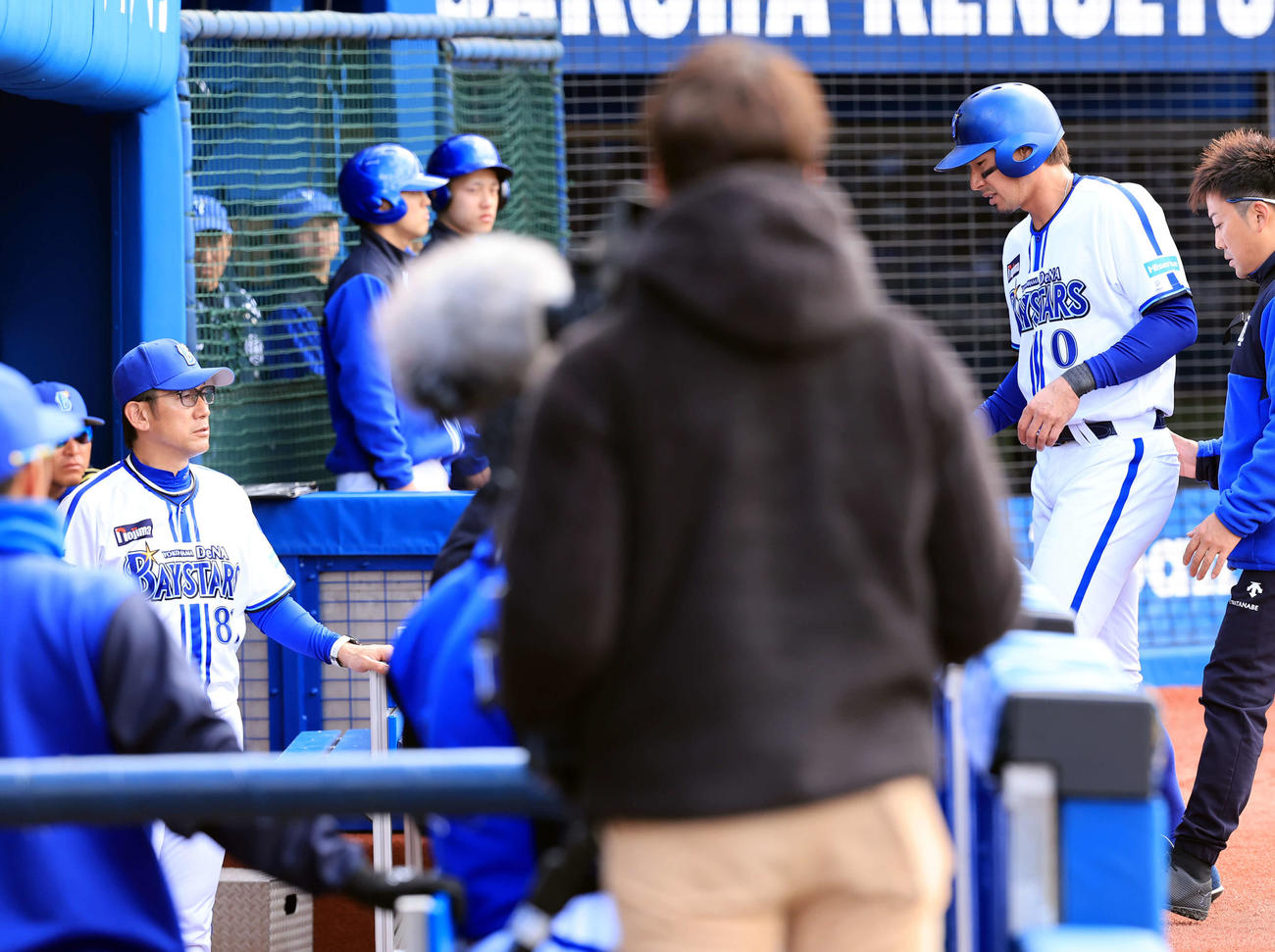 DeNA対西武　2回裏DeNA1死一、二塁、度会の二塁ゴロで三塁進塁した際、負傷した大田（右）は引き揚げそのまま交代する。左は三浦監督（撮影・浅見桂子）