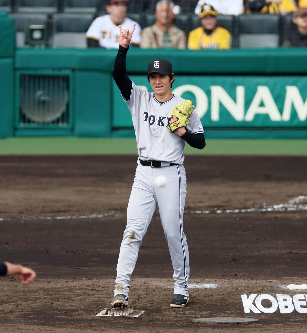 阪神対巨人　3回裏阪神1死、近本の中飛を好捕したオコエにマウンドから謝意を伝える高橋礼（撮影・加藤哉）