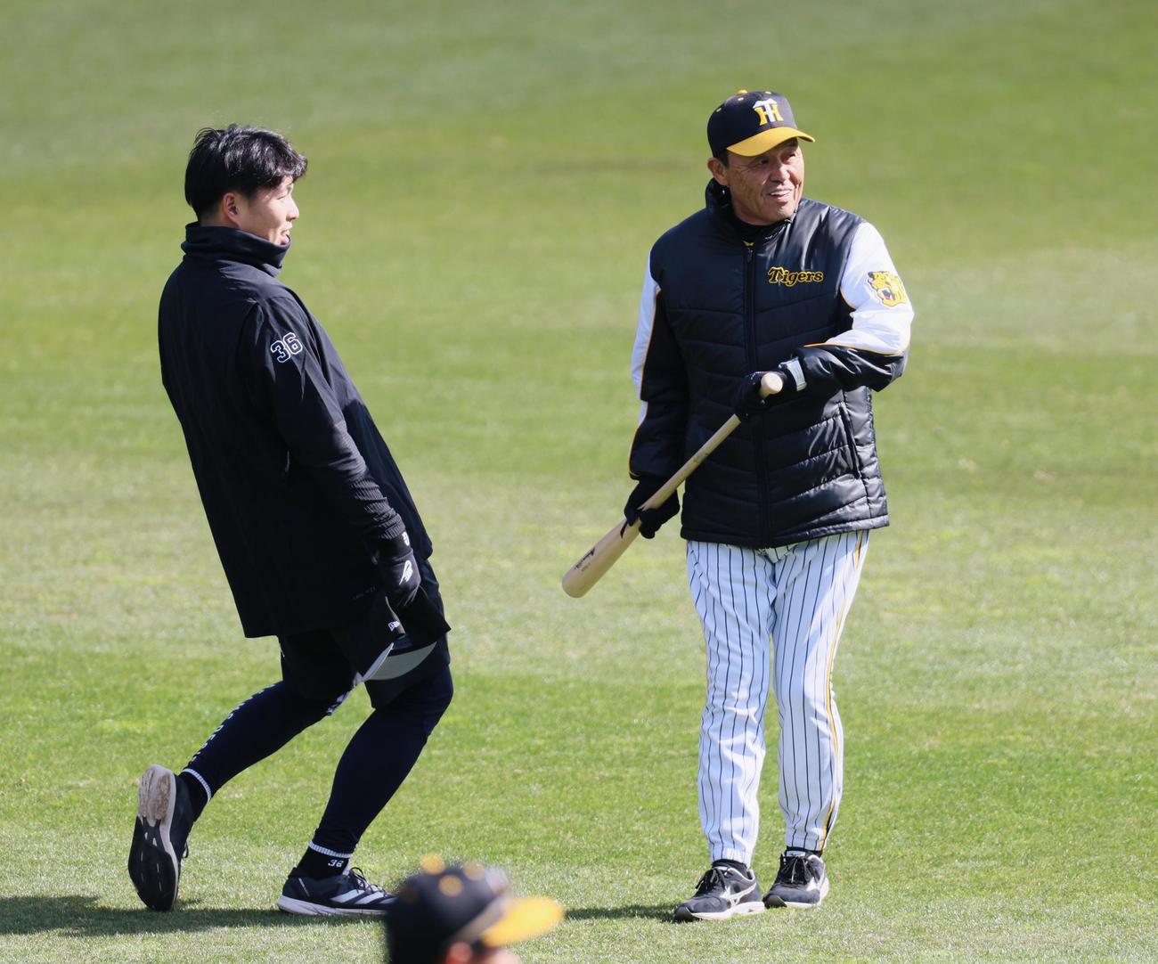 岡田監督（右）にあいさつする巨人の馬場（撮影・加藤哉）