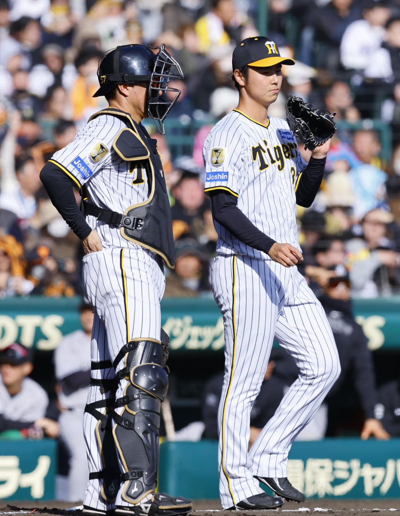 阪神対巨人　8回表巨人2死二塁、岸田行倫に適時打を許した阪神浜地（撮影・藤尾明華）