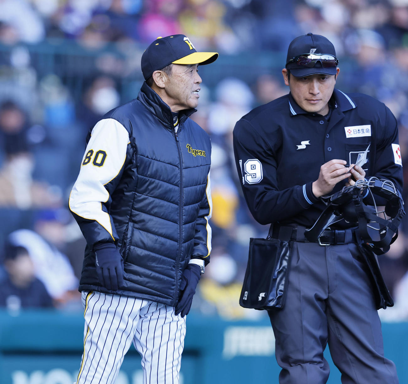 阪神対巨人　9回、交代を告げる阪神岡田監督（撮影・藤尾明華）