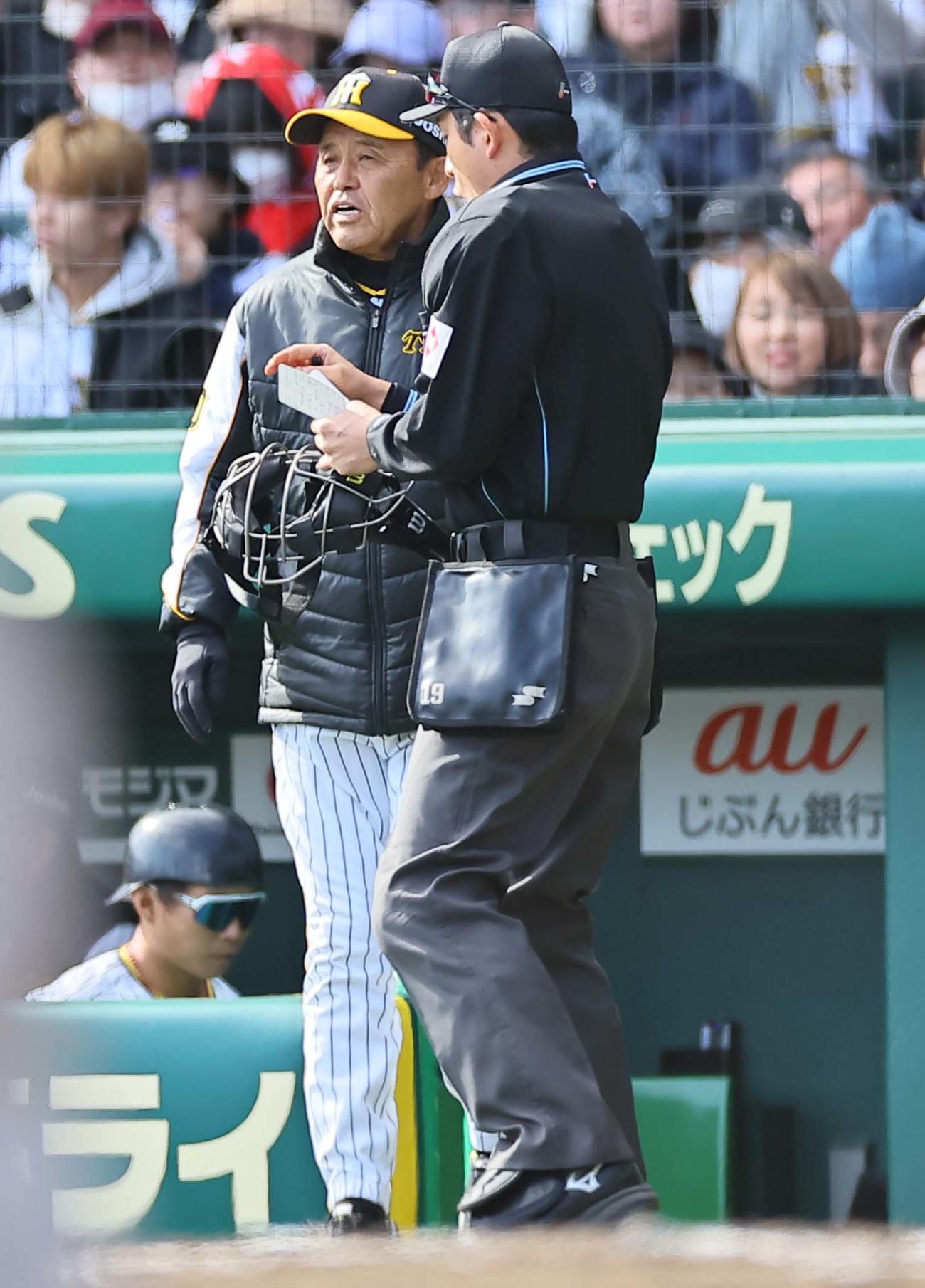 阪神対巨人　選手交代を告げる岡田監督（撮影・上田博志）