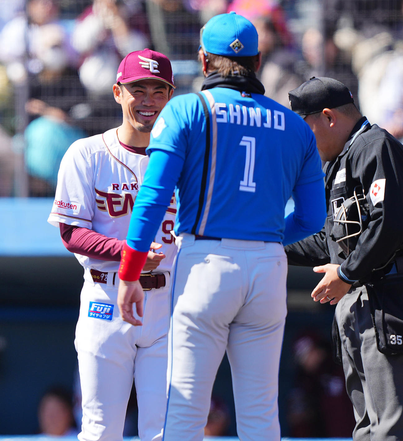 楽天対日本ハム　試合前、メンバー表交換で日本ハム新庄監督（手前）と握手を交わし笑顔を見せる楽天今江監督（撮影・垰建太）