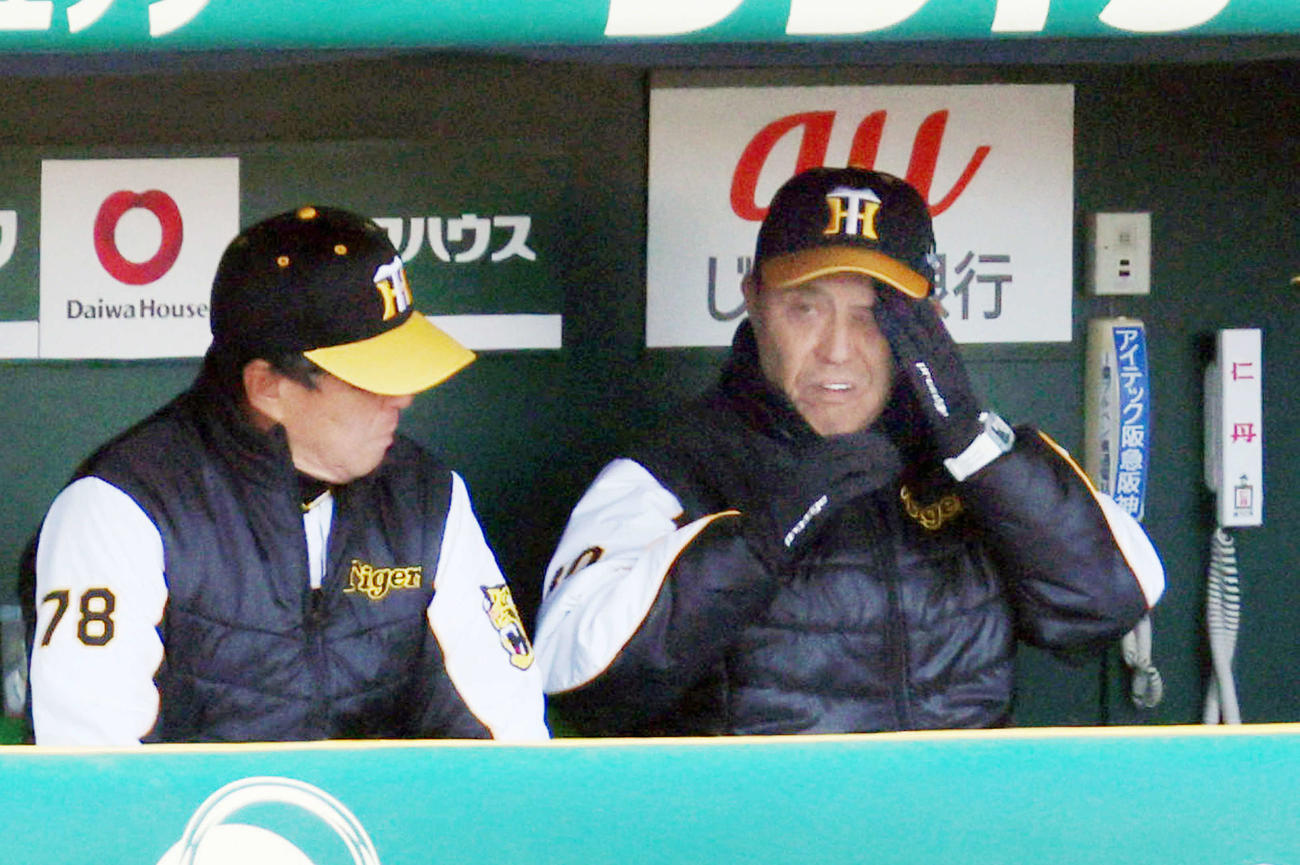 阪神対巨人　8回表を終えベンチで渋い表情の岡田監督と平田ヘッドコーチ（左）（撮影・加藤哉）