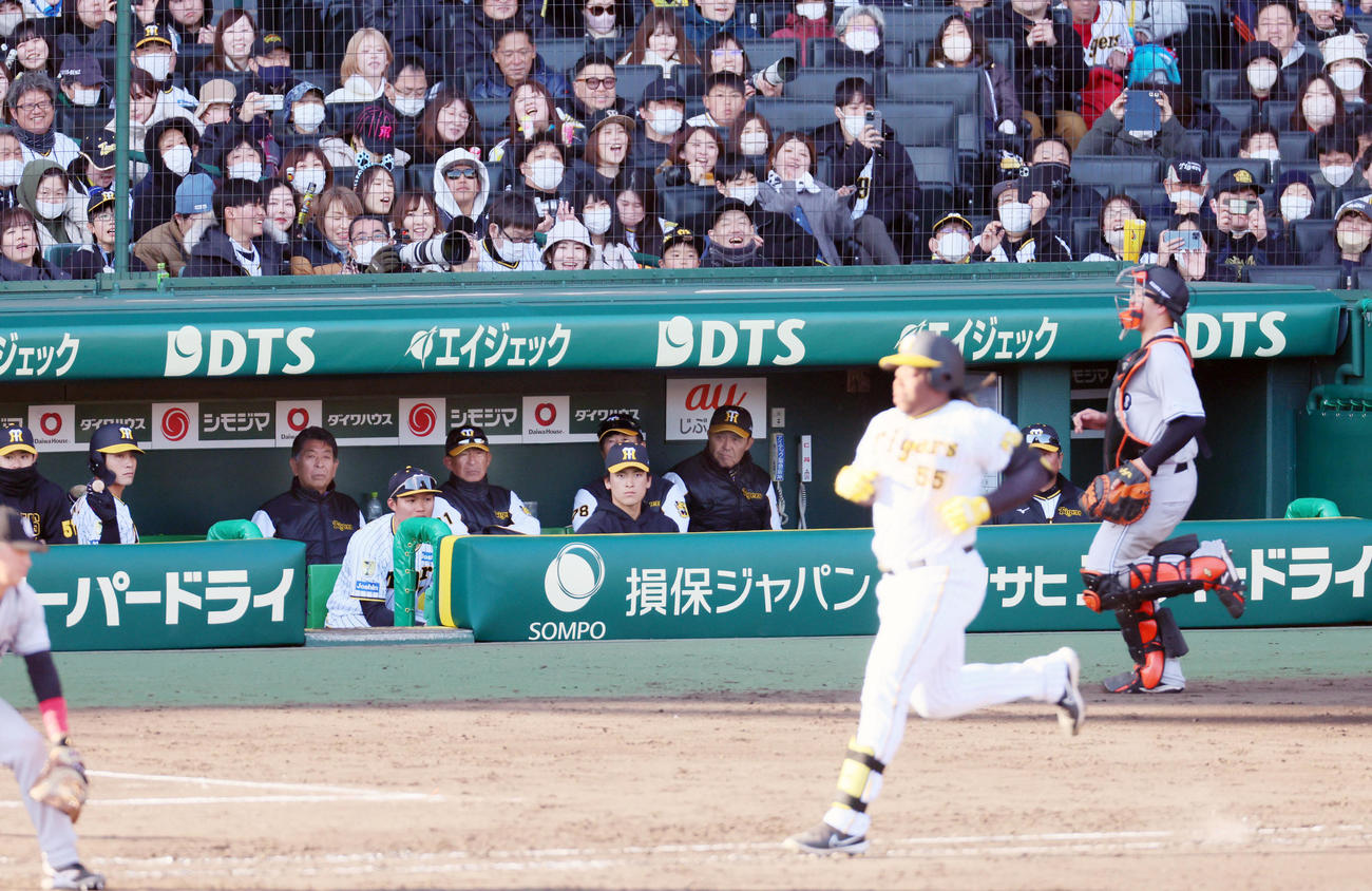 阪神対巨人　9回裏阪神2死、代打ミエセスが遊ゴロに倒れ9連敗となる。中央右は岡田監督（撮影・加藤哉）