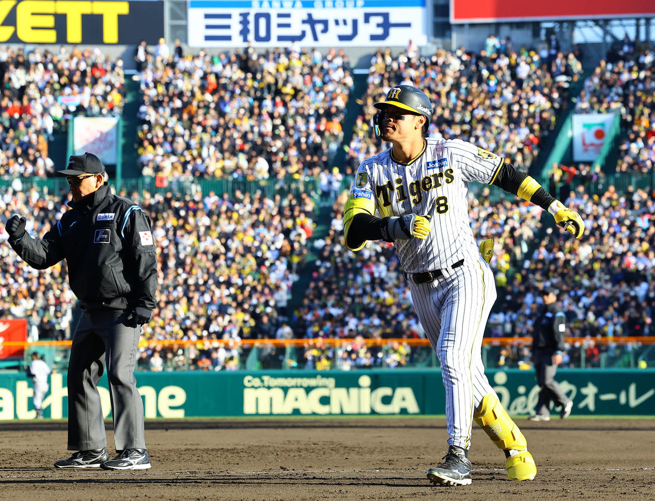 阪神対巨人　9回裏阪神阪神1死、遊ゴロに倒れた佐藤輝（撮影・藤尾明華）