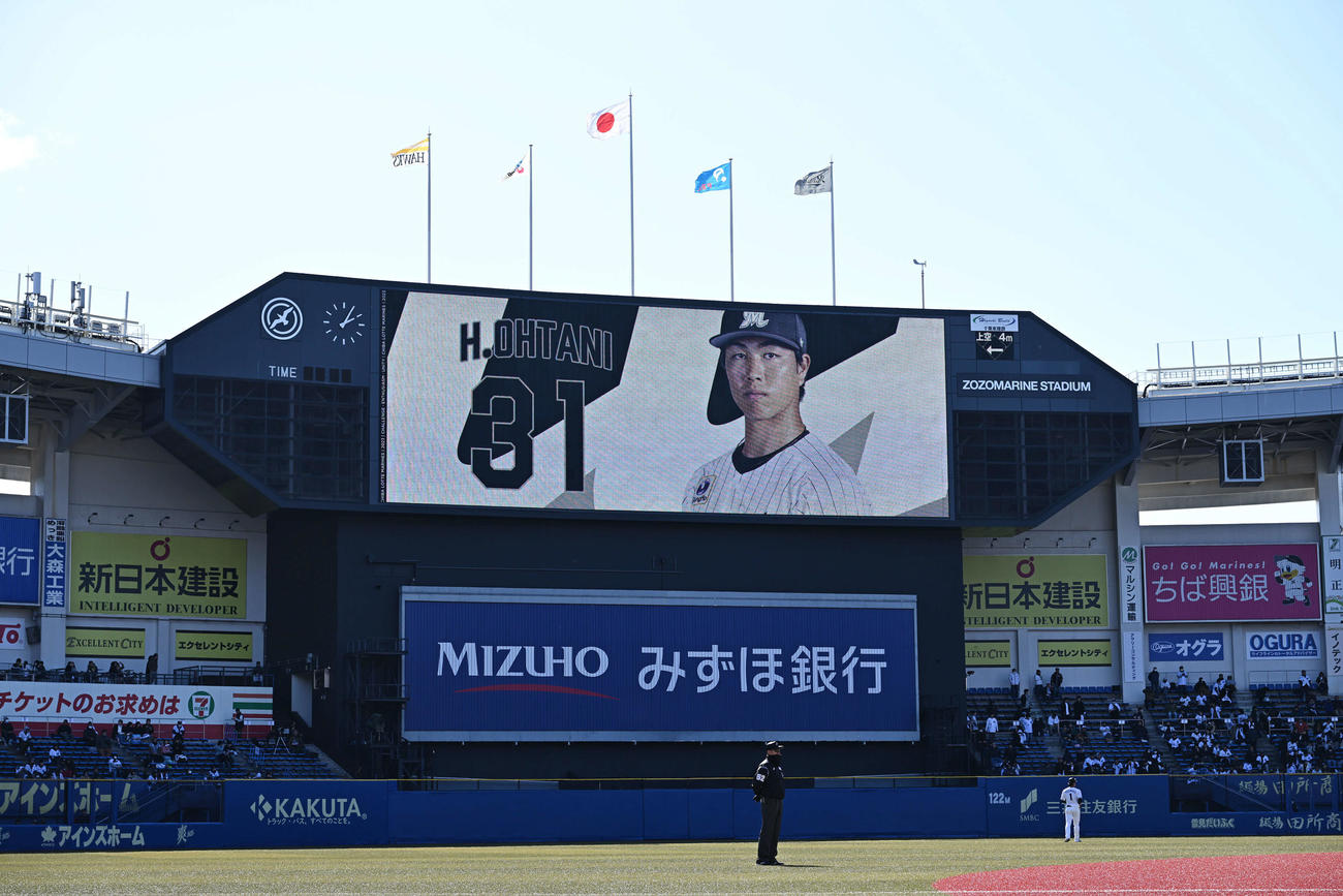 ロッテ対ソフトバンク　5回表、ロッテ3番手で登板する大谷を伝える大型ビジョン（撮影・滝沢徹郎）