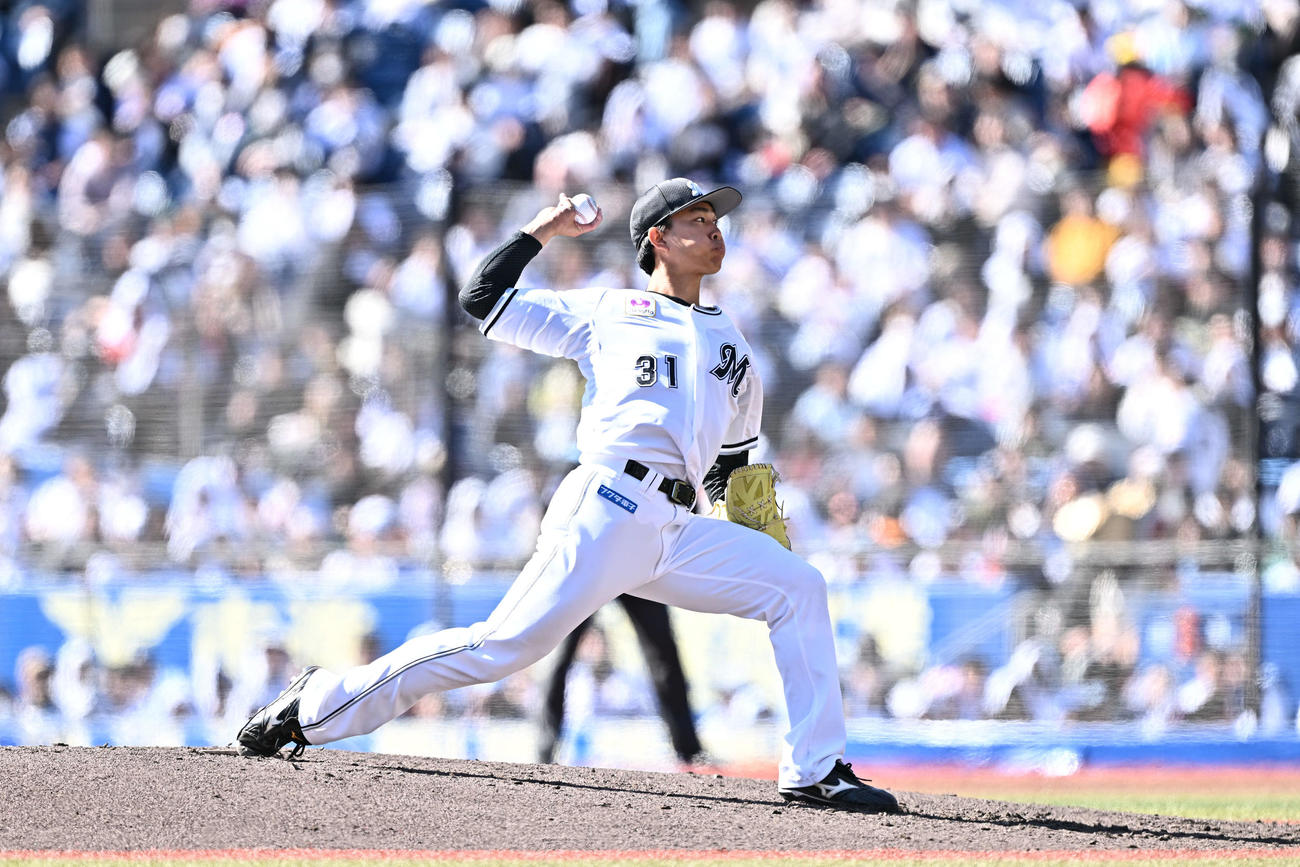 ロッテ対ソフトバンク　5回表、ロッテ3番手で登板する大谷（撮影・滝沢徹郎）