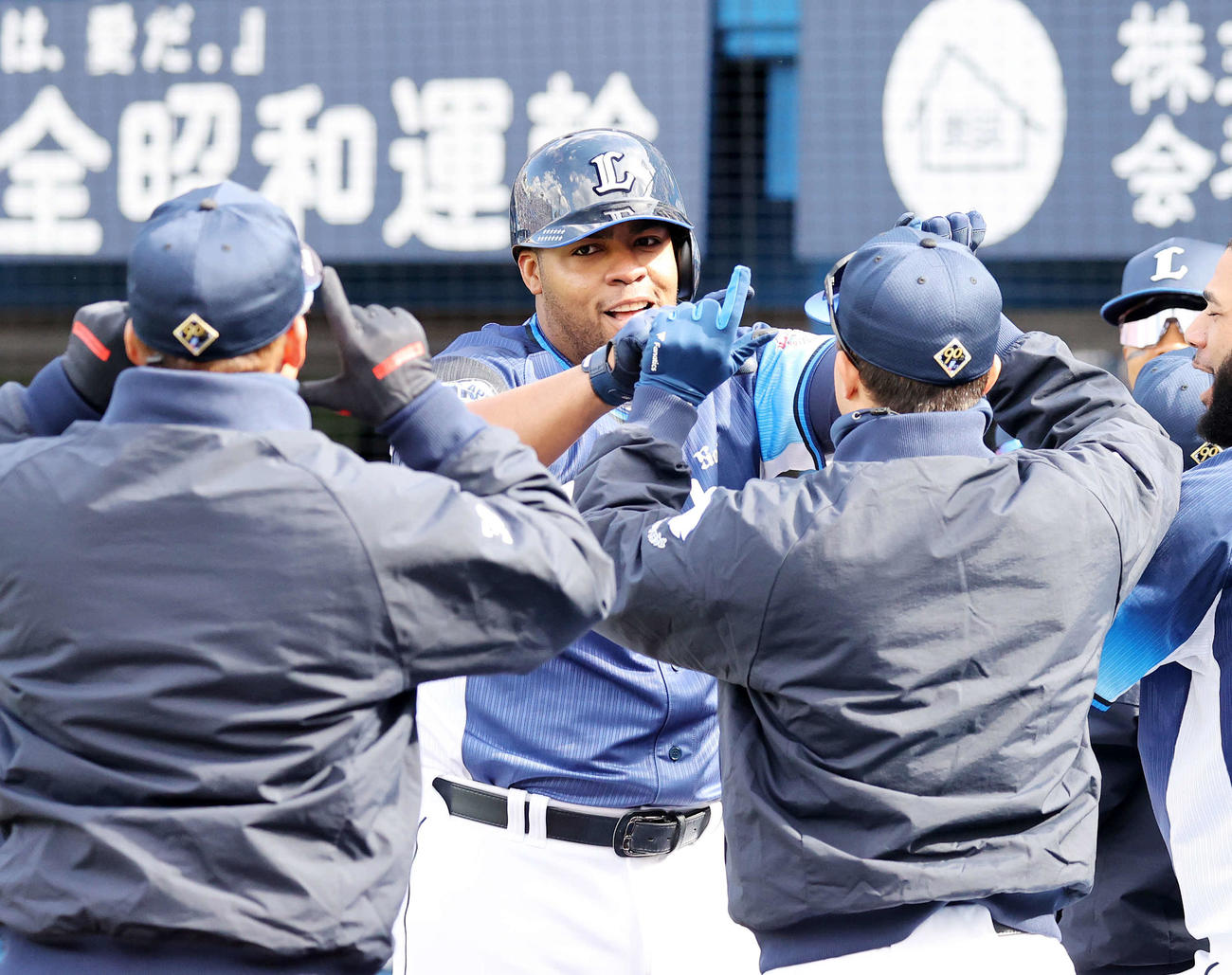 DeNA対西武　4回表西武無死、アギラー（中央）は左越えソロ本塁打を放ちベンチ前で喜ぶ（撮影・鈴木正人）