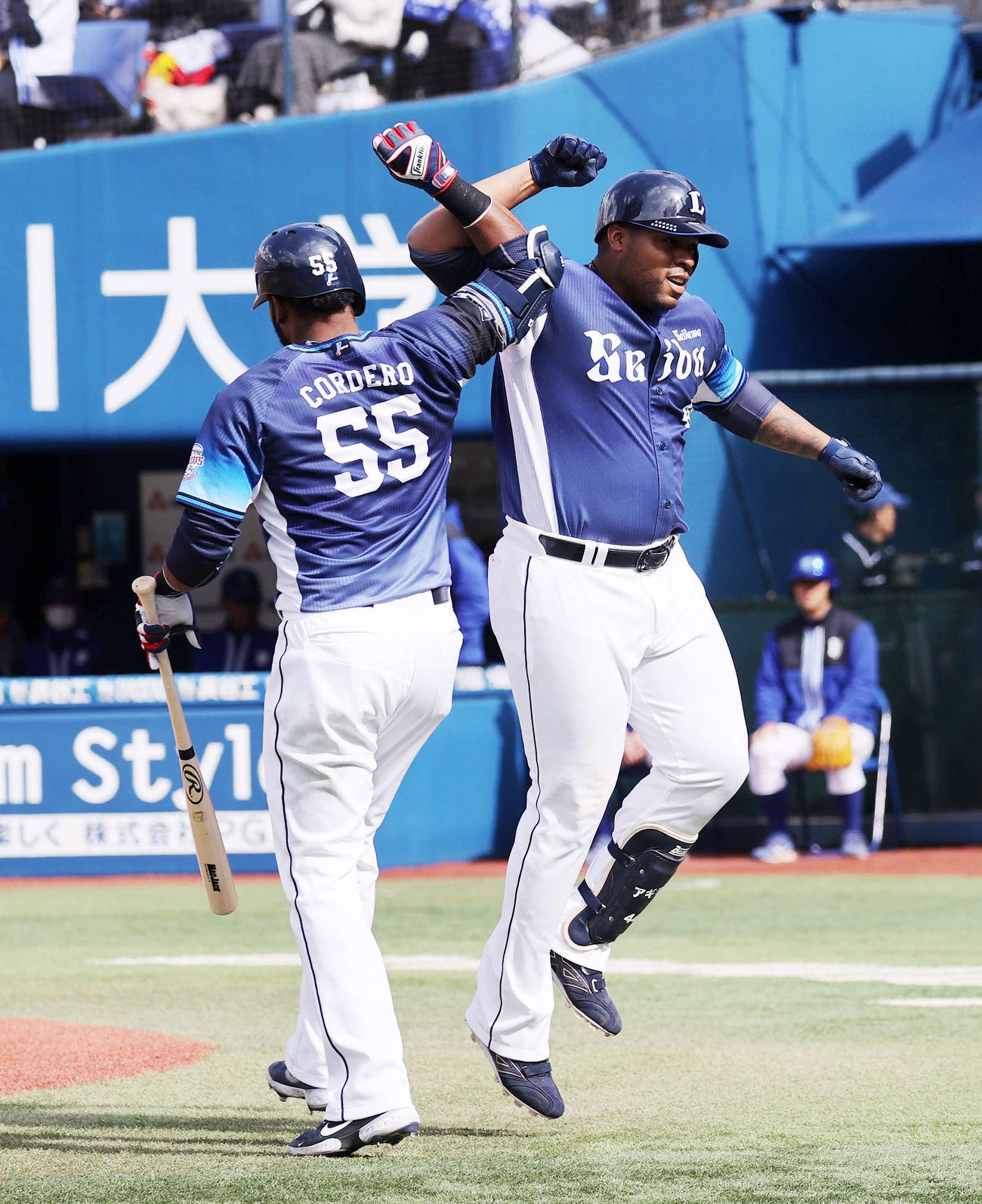 DeNA対西武　4回表西武無死、アギラー（右）は左越えソロ本塁打を放ちコルデロと喜ぶ（撮影・鈴木正人）