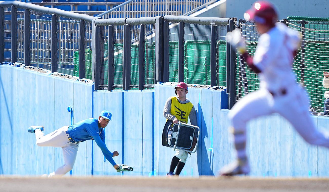 楽天対日本ハム　1回裏楽天無死二塁、適時打を放ち二塁を狙った小深田（右）を好返球で刺す万波（撮影・垰建太）