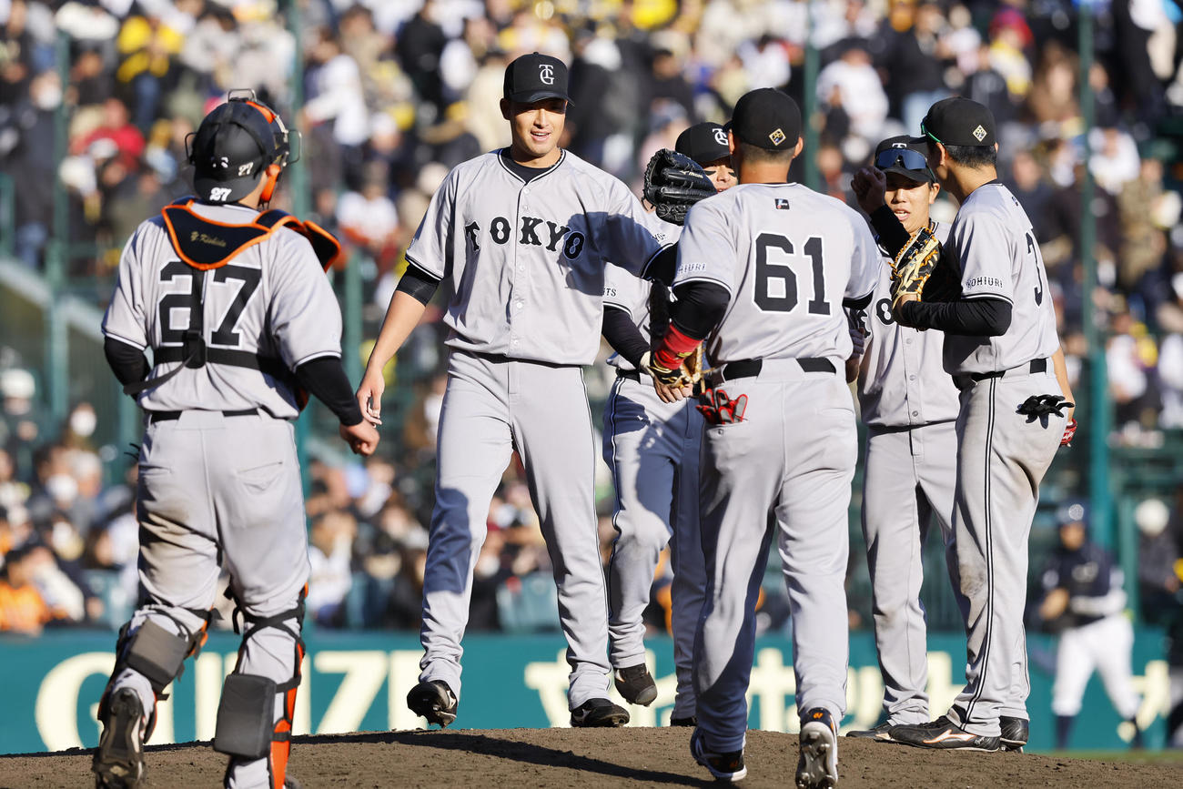 阪神対巨人　阪神に勝利し、タッチを交わす堀田（左から2人目）ら巨人ナイン（撮影・藤尾明華）