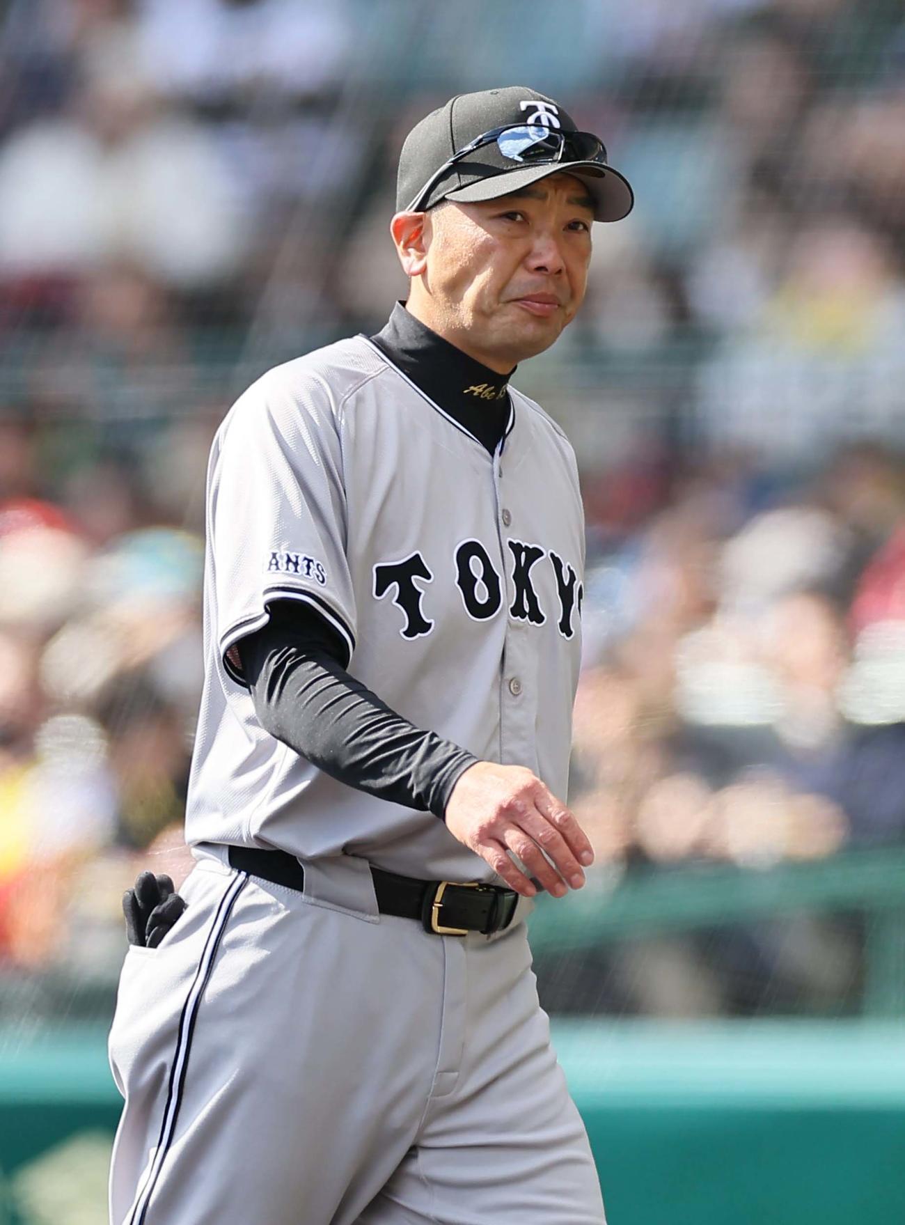 阪神対巨人　選手交代を告げる阿部監督（撮影・上田博志）