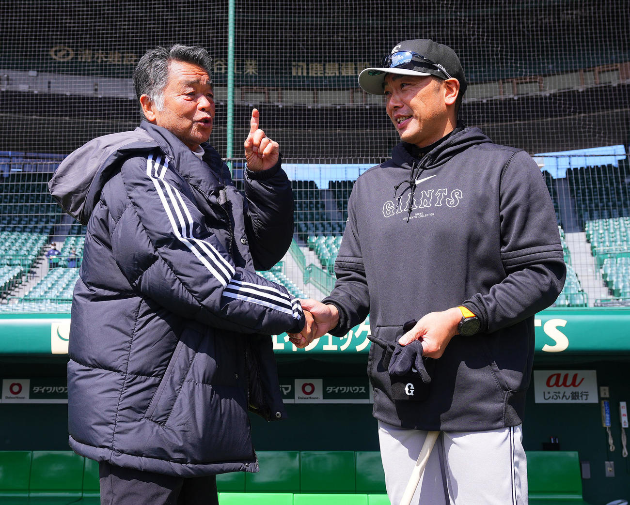 阪神対巨人　川藤阪神OB会長（左）と握手を交わし、言葉を交わす巨人阿部監督（撮影・藤尾明華）