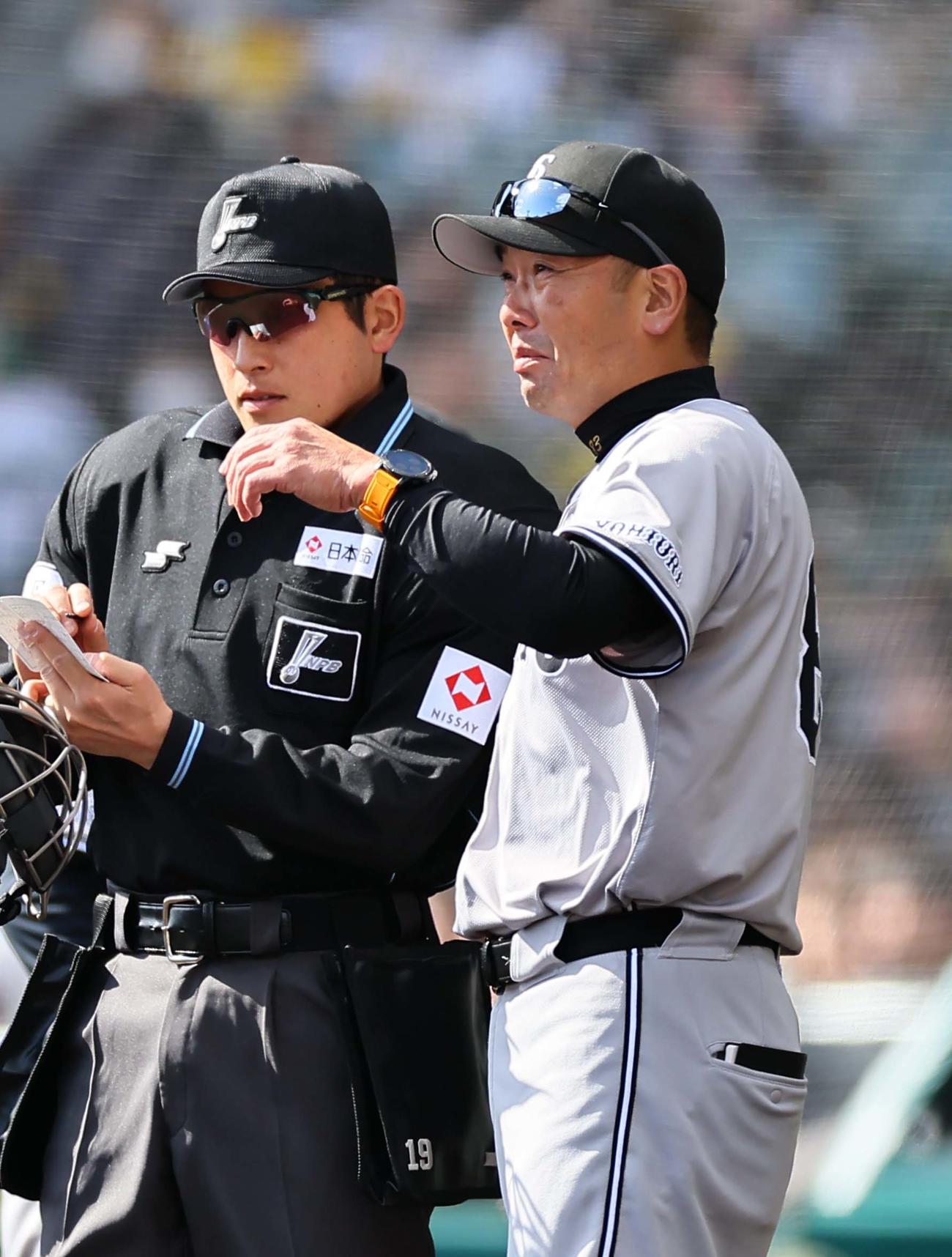 阪神対巨人　選手交代を告げる阿部監督（撮影・上田博志）