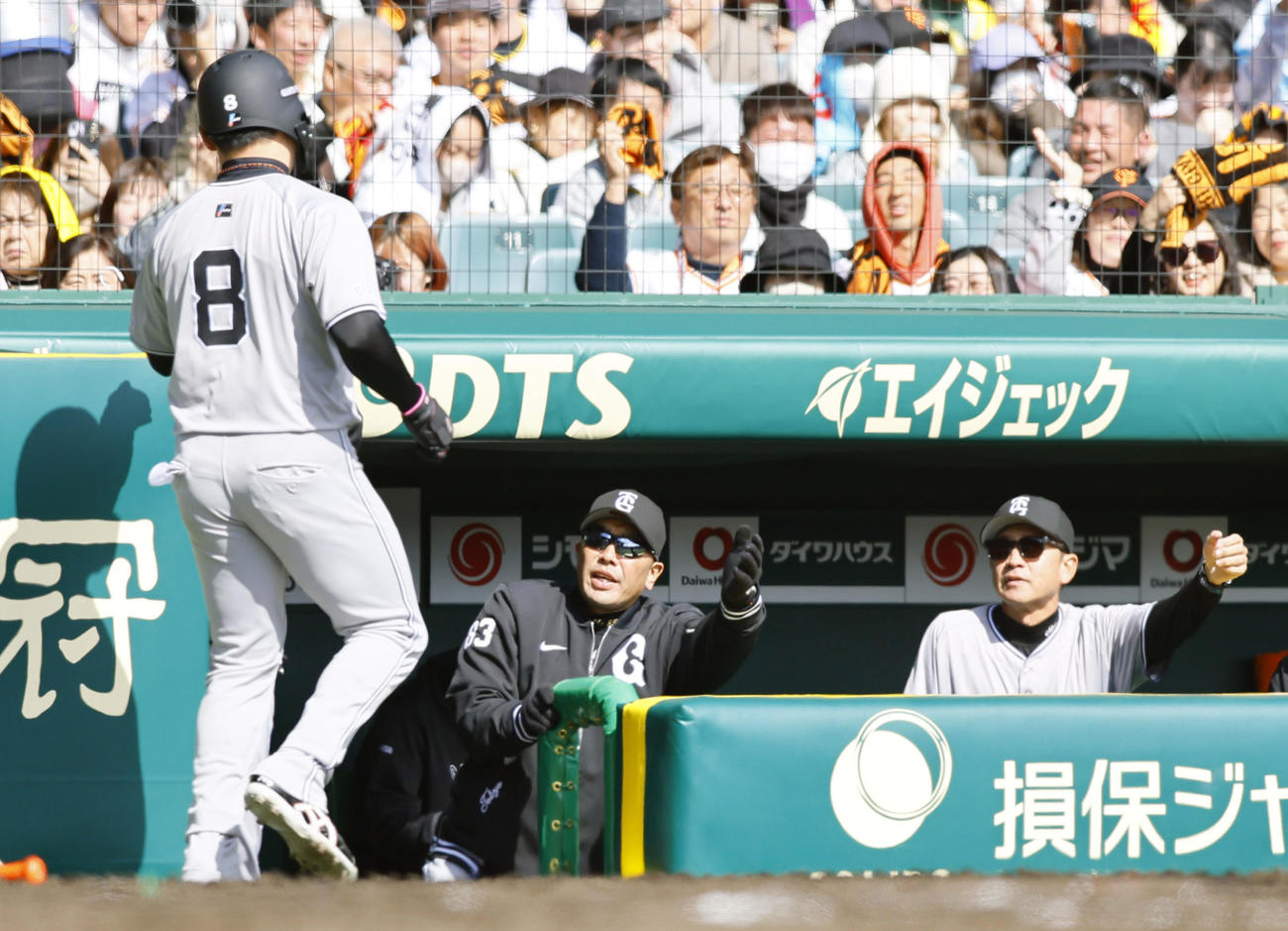 阪神対巨人　4回表巨人2死二、三塁、大城卓の2点適時打で生還した丸佳浩を出迎える巨人阿部監督（中央）（撮影・藤尾明華）