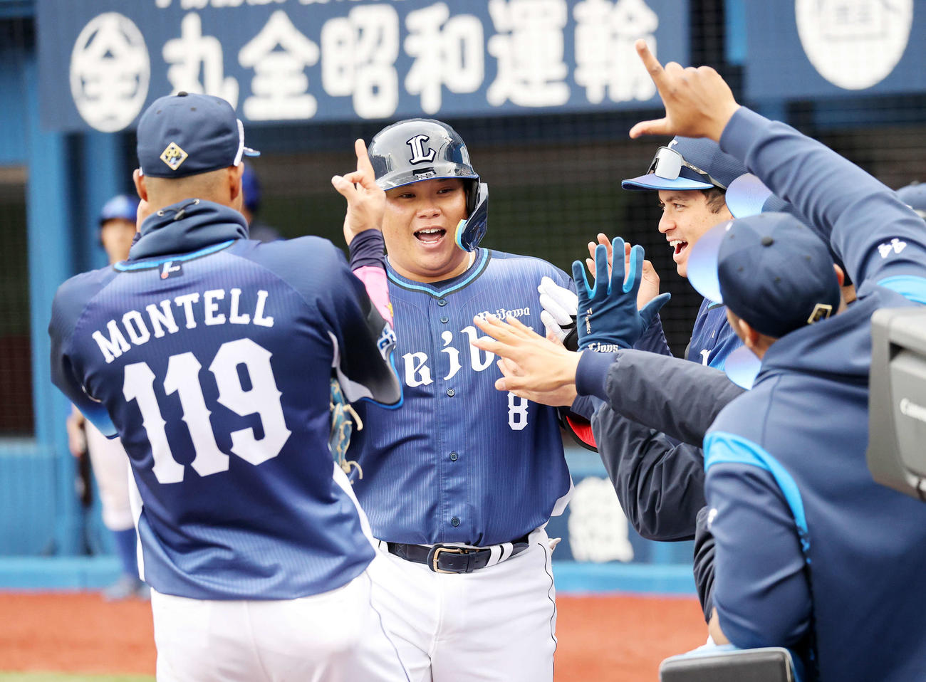 DeNA対西武　9回表西武1死、渡部（中央）は左越えソロ本塁打を放ちチームメートと喜ぶ（撮影・鈴木正人）
