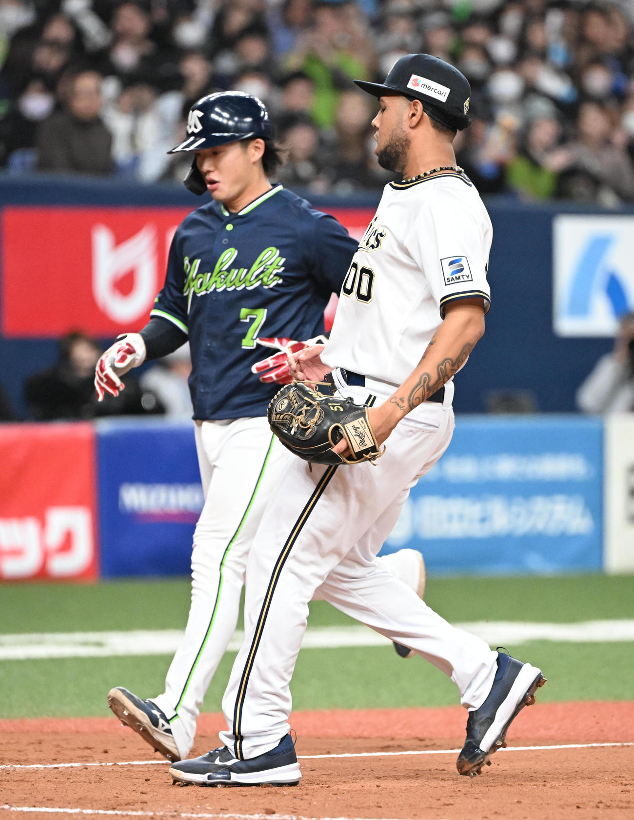 オリックス対ヤクルト　4回表ヤクルト1死一、三塁、暴投で三走長岡の生還を許すエスピノーザ（撮影・和賀正仁）