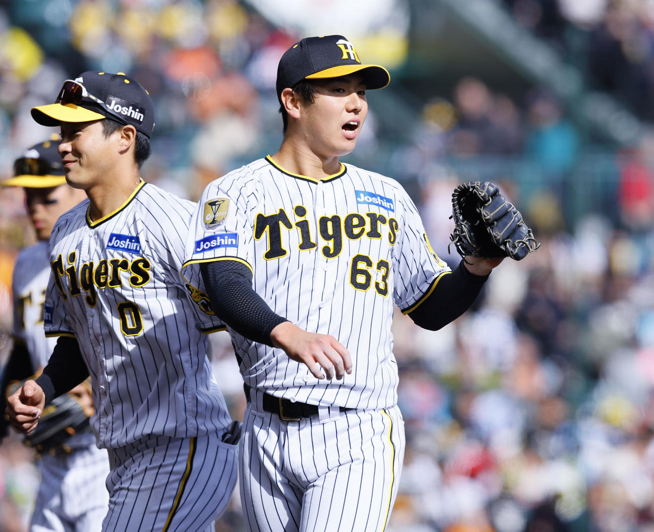 阪神対巨人　6回を3者凡退に抑えベンチに戻る阪神石黒（撮影・藤尾明華）
