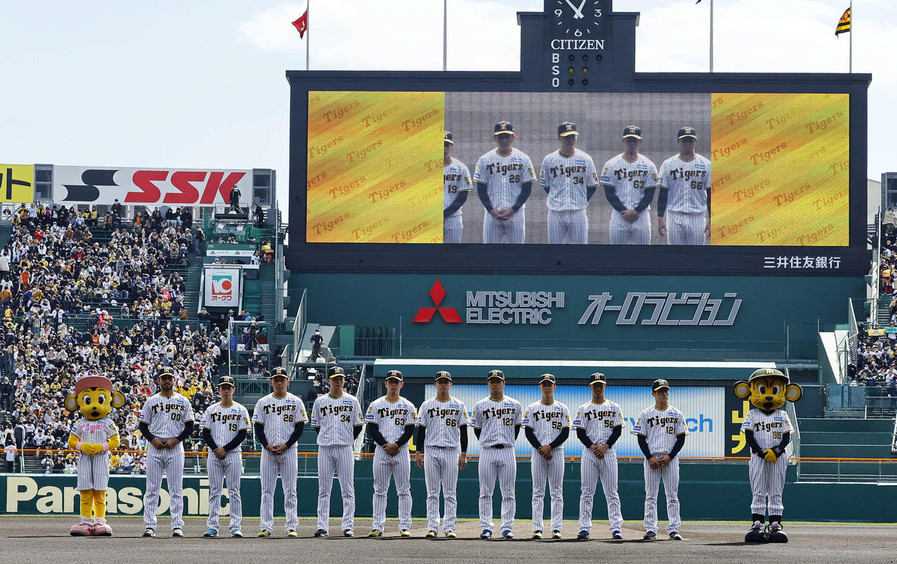 阪神対巨人　新入団選手紹介で整列する（左から）ゲラ、下村、椎葉、漆原、石黒、津田、松原、山田、百崎福島（撮影・藤尾明華）