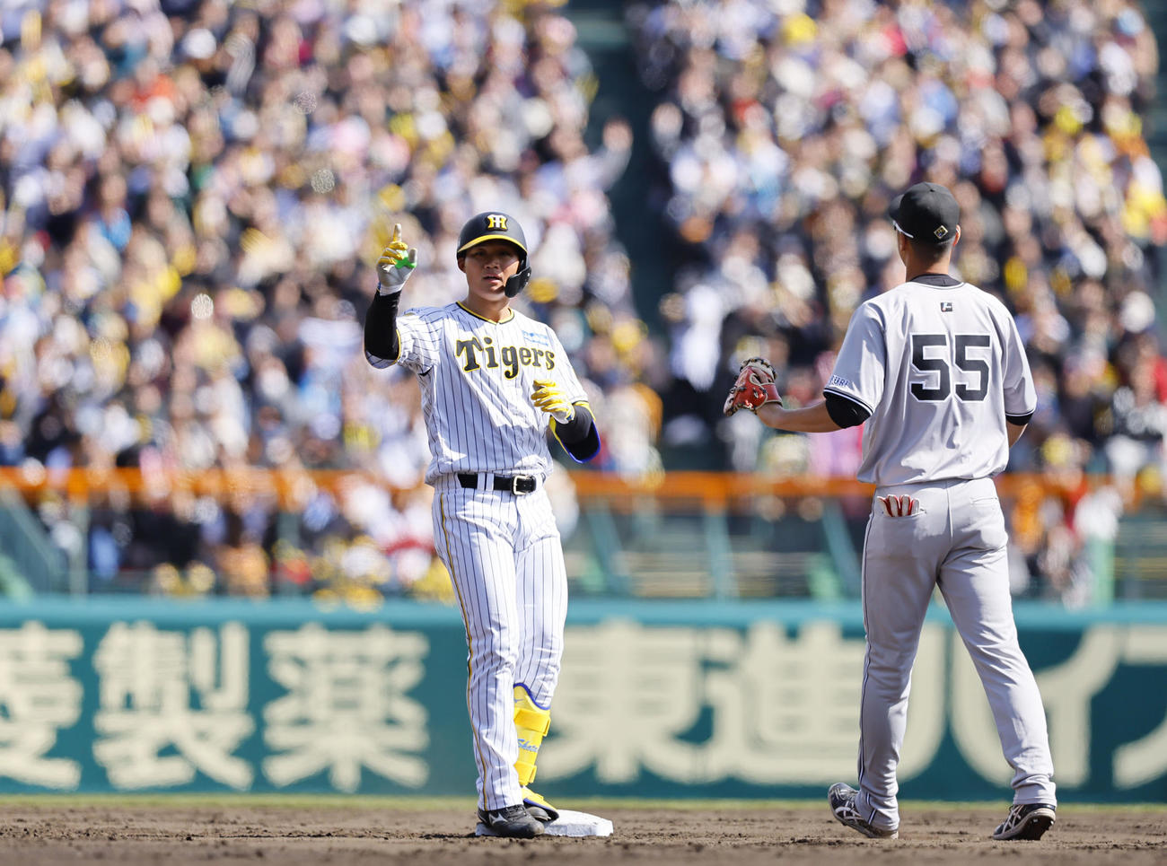 阪神対巨人　4回裏阪神無死、森下は左越えに二塁打を放ちポーズをとる（撮影・藤尾明華）