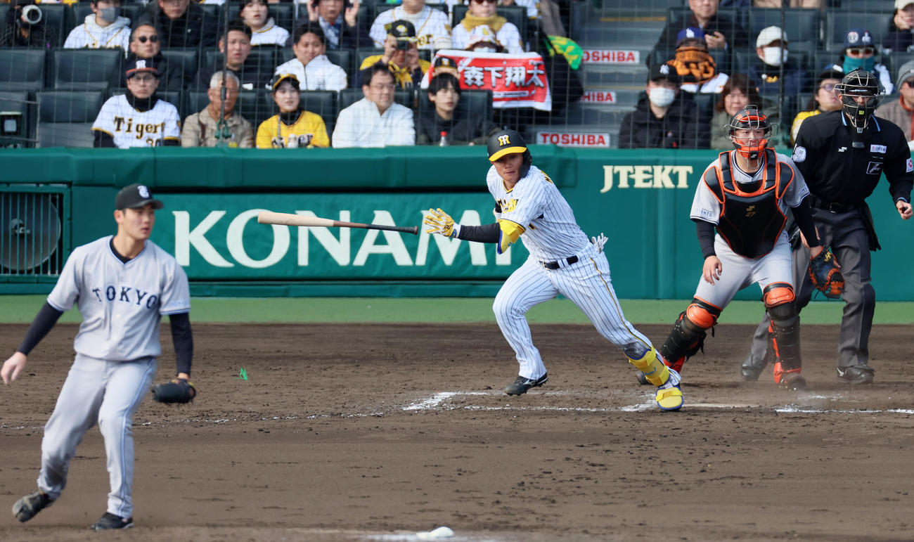 阪神対巨人　7回裏阪神1死一、二塁、森下は遊の適時失策で得点を挙げる。投手は菊地（撮影・加藤哉）