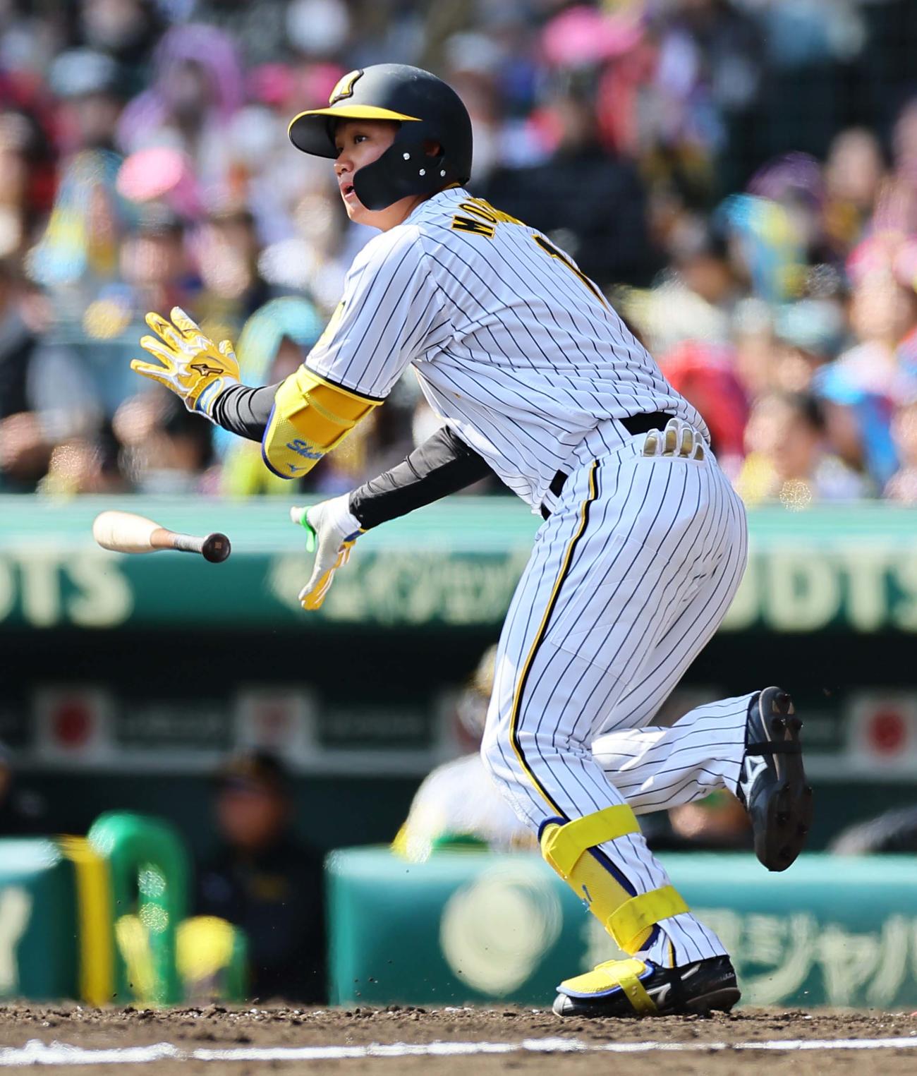 阪神対巨人　4回裏阪神無死、森下翔太は左へ二塁打を放つ（撮影・上田博志）