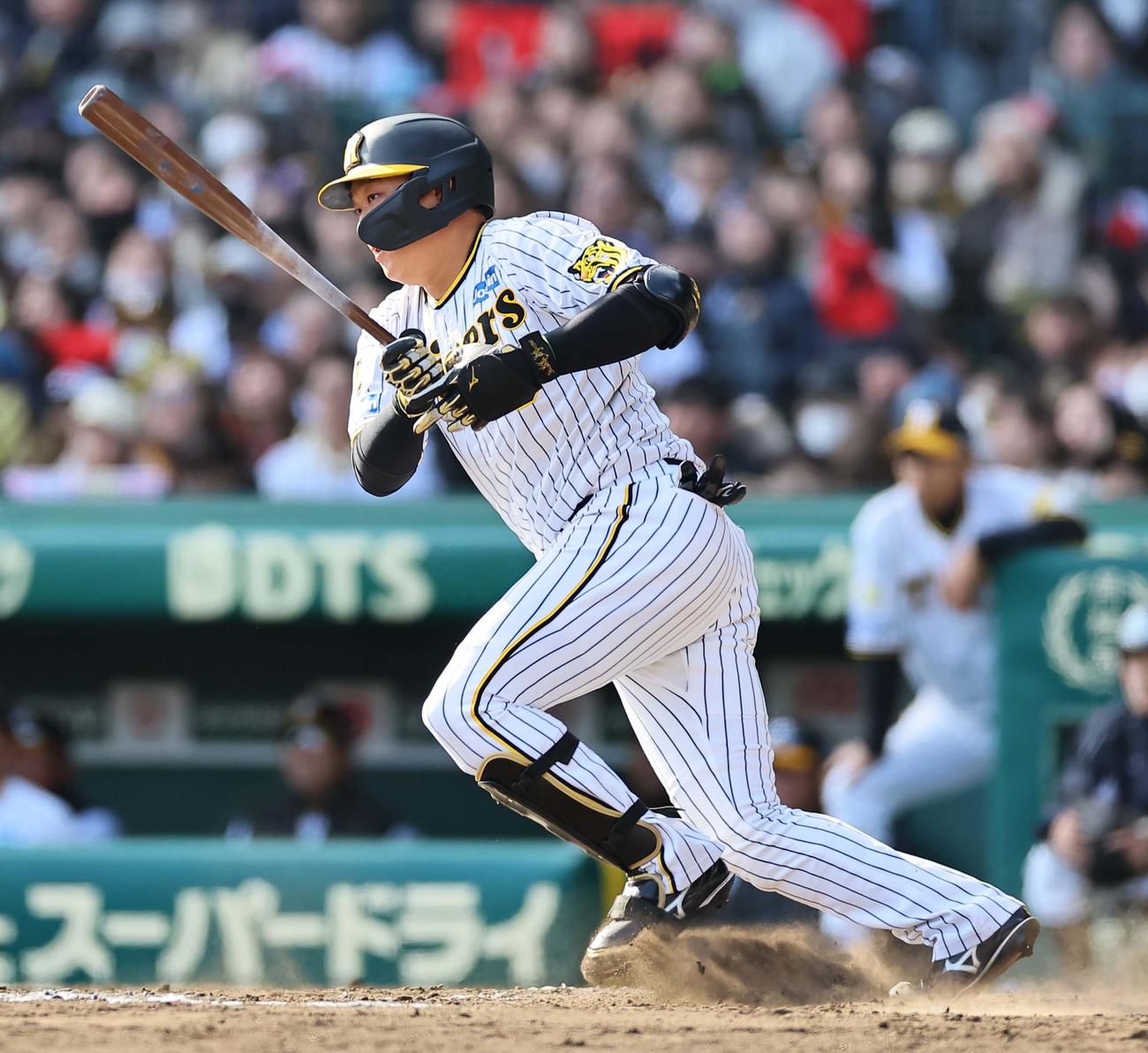阪神対巨人　7回裏阪神1死一、二塁、大山は左前適時打を放つ（撮影・上田博志）