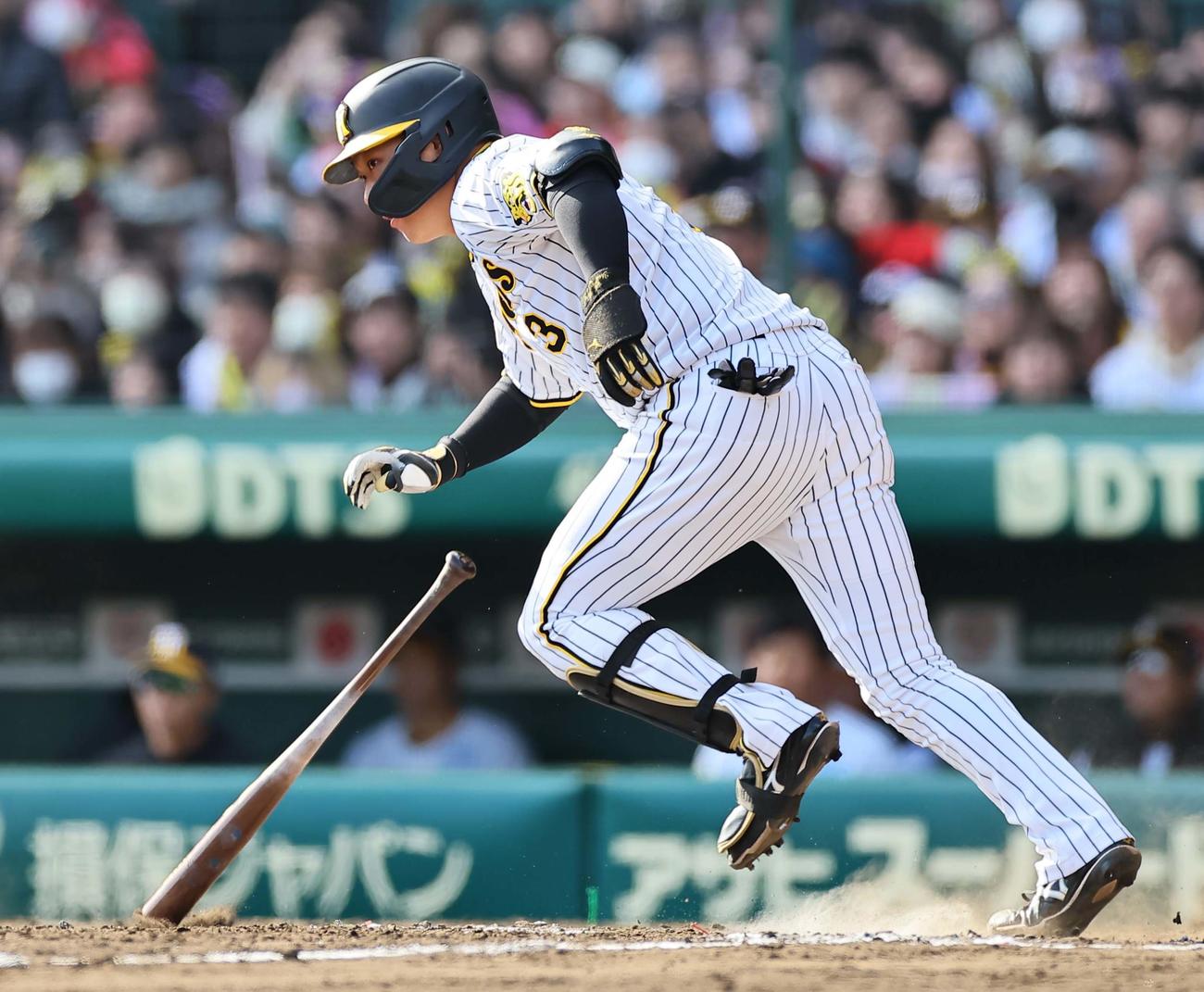 阪神対巨人　7回裏阪神1死一、二塁、大山は左前適時打を放つ（撮影・上田博志）