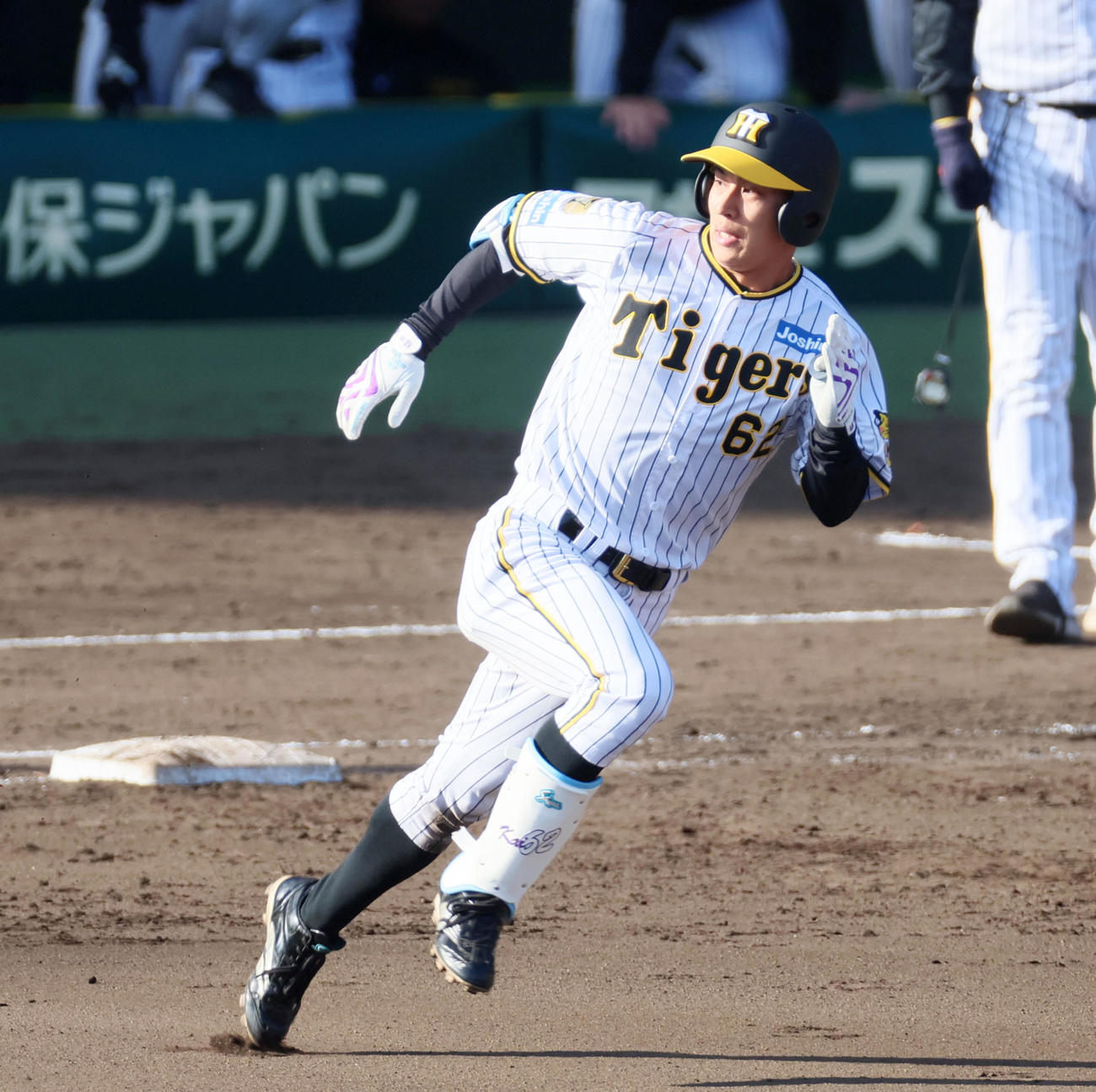 阪神対巨人　8回裏阪神1死一、二塁、植田は右へ適時二塁打を放つ。投手は京本（撮影・加藤哉）