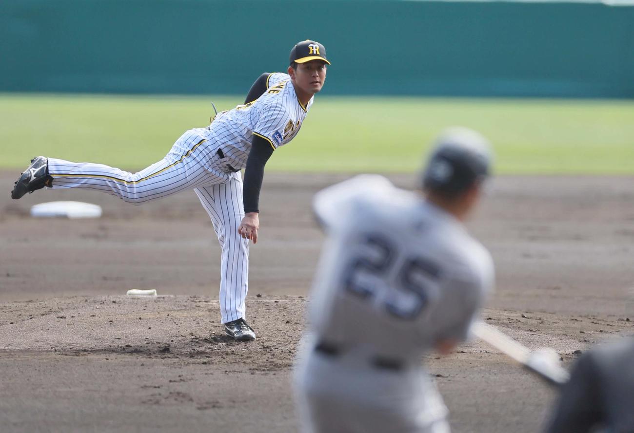 阪神対巨人　2回表巨人無死、岡留は岡本和を左飛に打ち取る（撮影・上田博志）