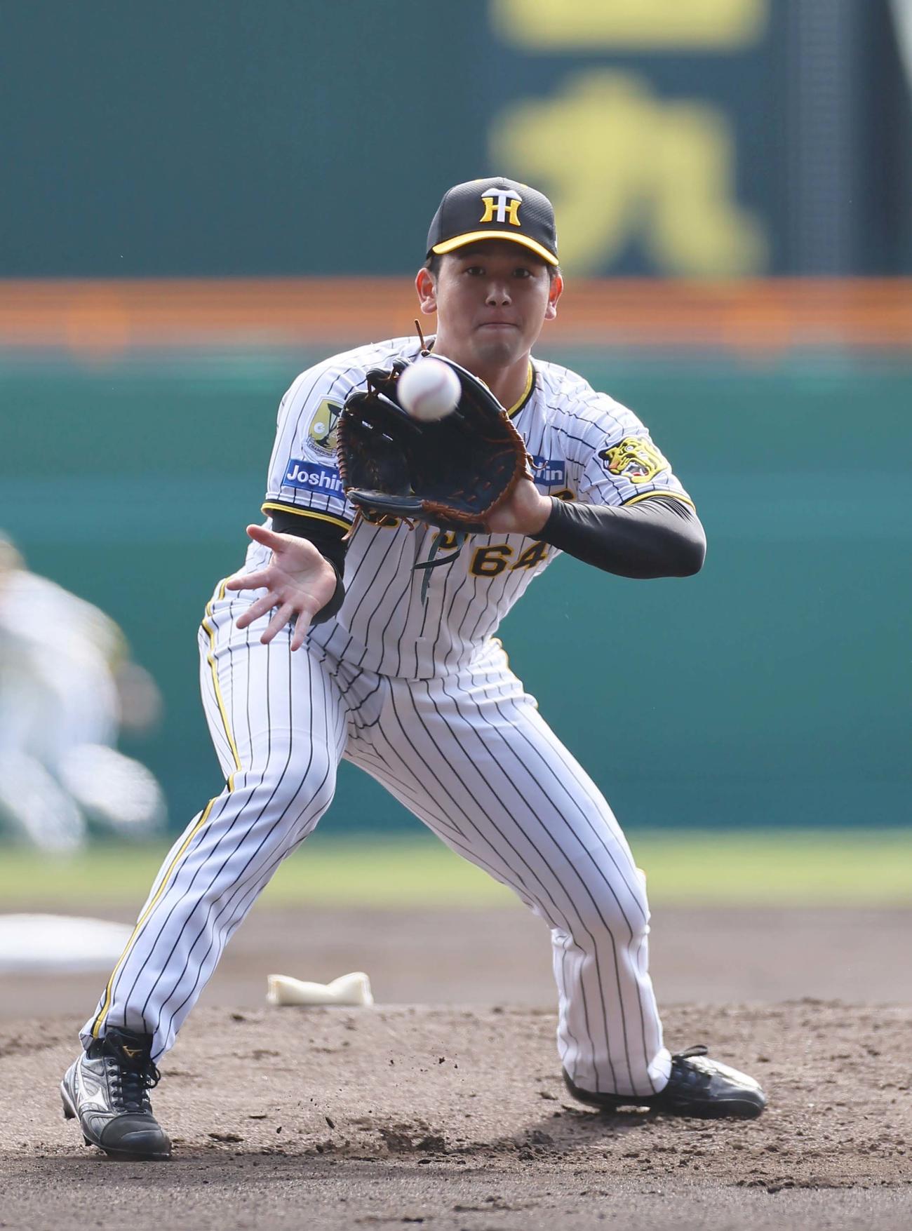 阪神対巨人　1回表巨人2死、岡留は丸を投ゴロに打ち取る（撮影・上田博志）