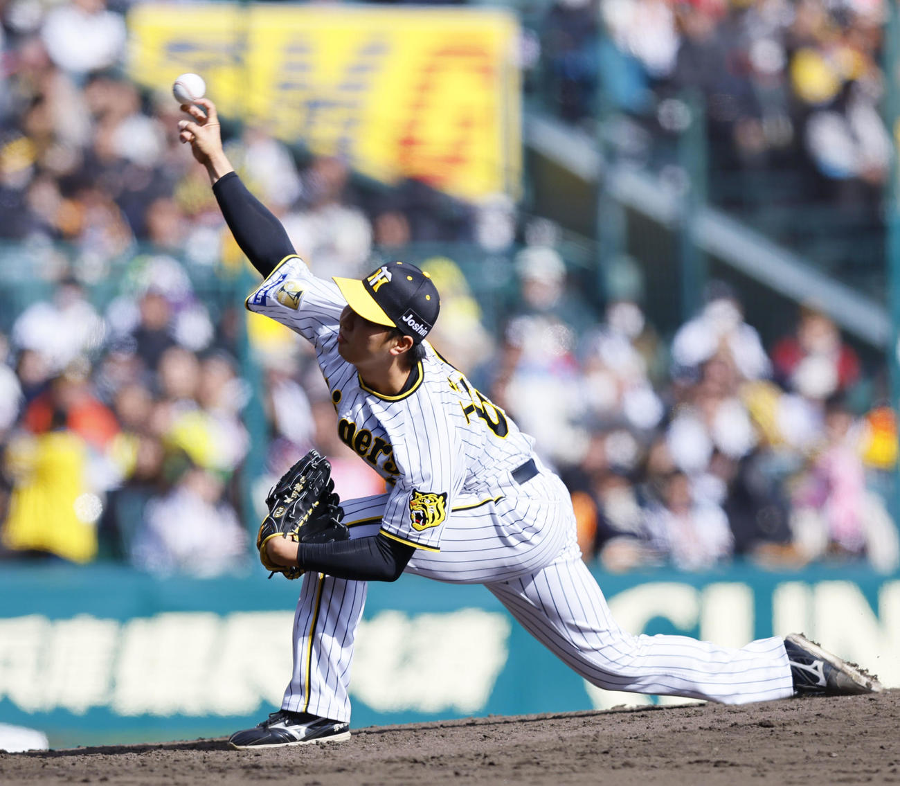 阪神対巨人　7回、5番で登板した阪神津田（撮影・藤尾明華）