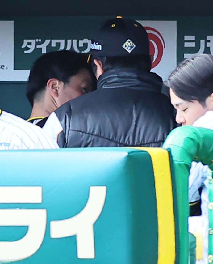 阪神対巨人　7回、津田淳哉の登板後、安藤コーチ（右）から声を掛けられる長坂（撮影・上田博志）