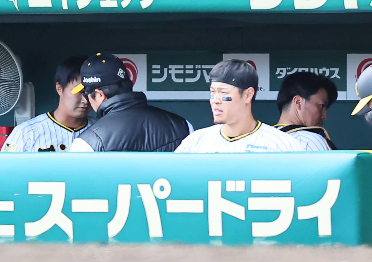 阪神対巨人　7回、登板を終えた津田（左）に声を掛ける安藤コーチ。右は長坂（撮影・上田博志）