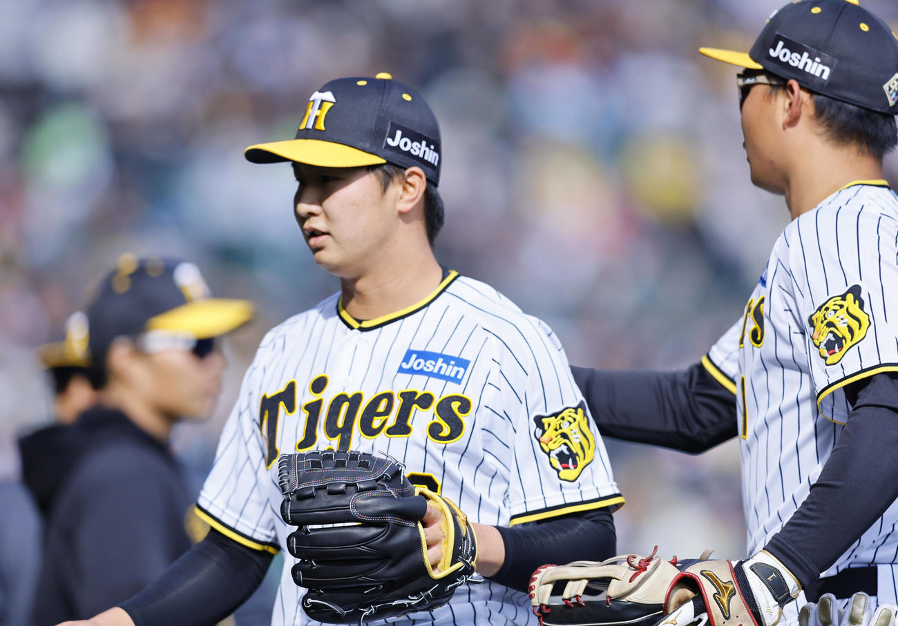 阪神対巨人　7回を終えベンチに戻る阪神津田（撮影・藤尾明華）