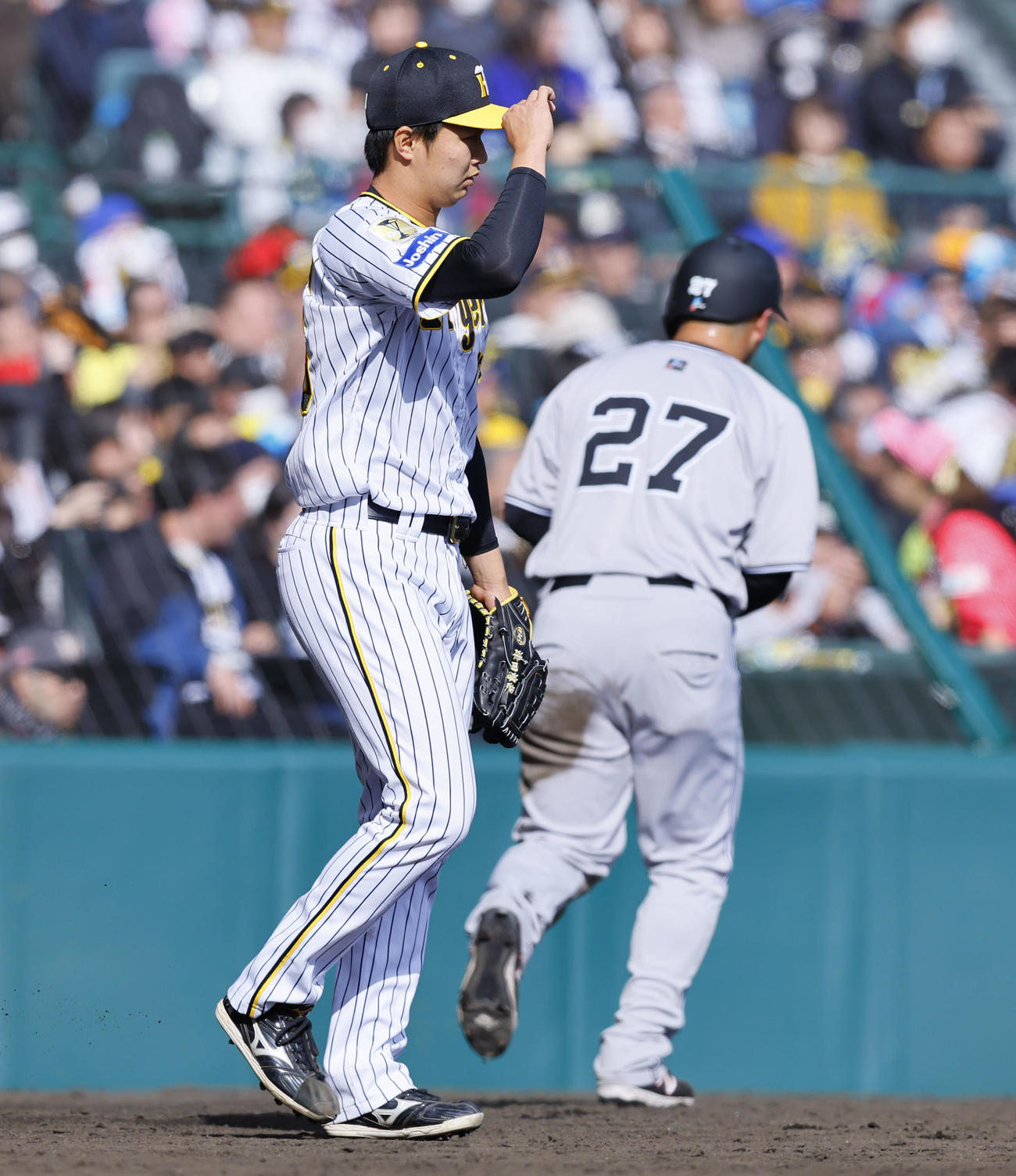 阪神対巨人　7回2死一、二塁、秋広に適時打を許した阪神津田（撮影・藤尾明華）