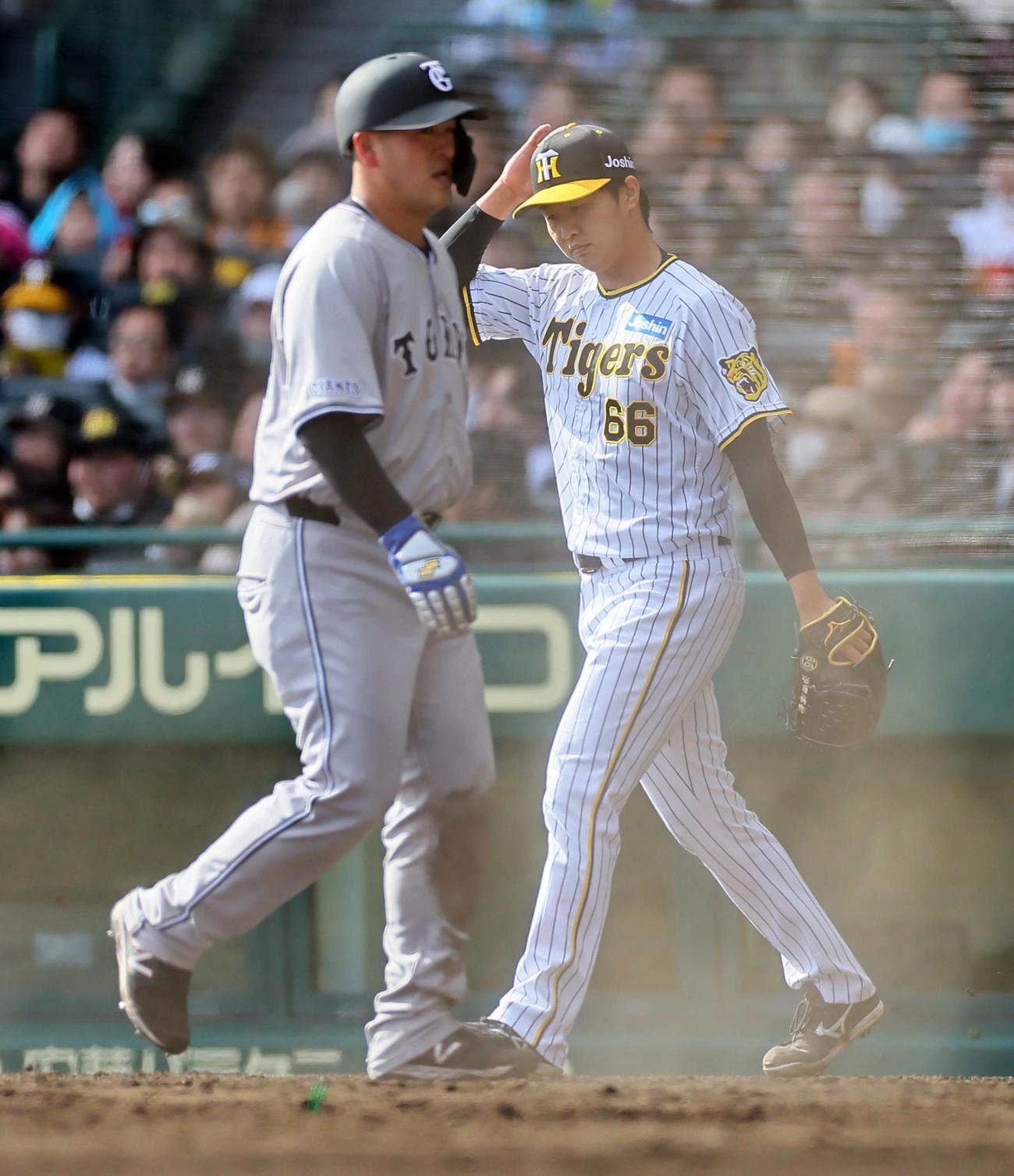 阪神対巨人　7回表巨人2死一、二塁、津田（右）は秋広に適時打を浴び岸田（左）の生還を許す（撮影・上田博志）
