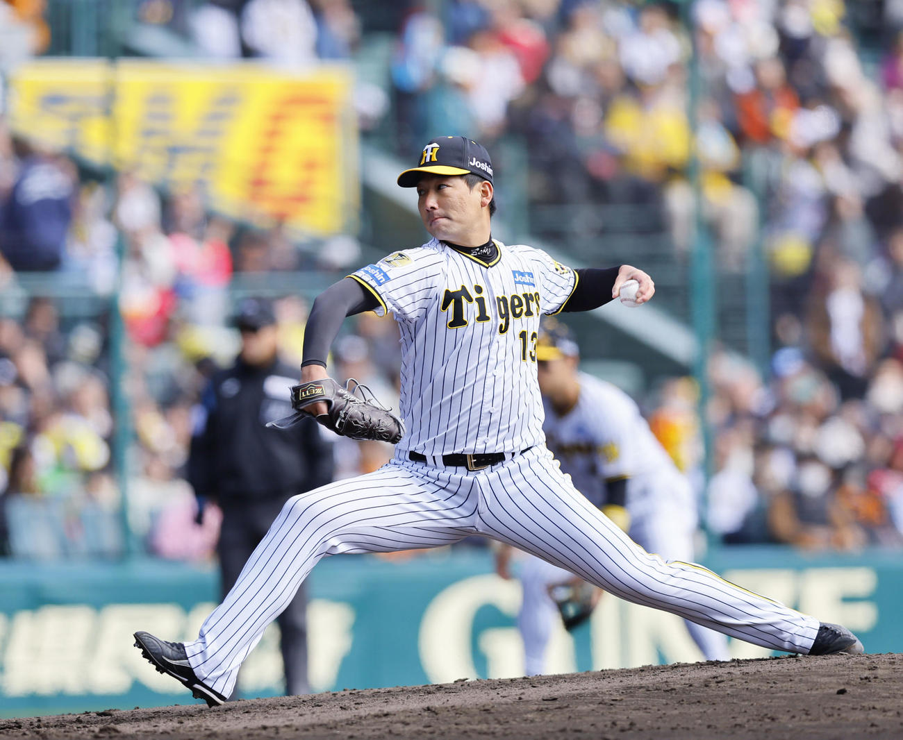 阪神対巨人　3回、2番手で登板した阪神岩崎（撮影・藤尾明華）