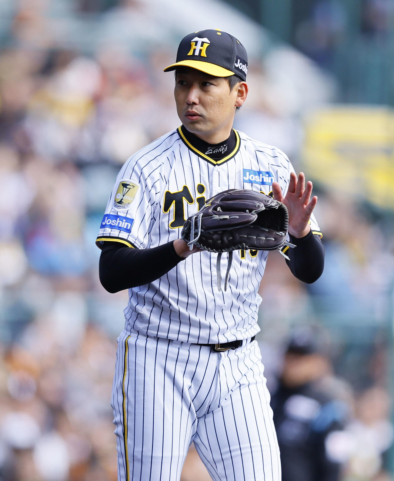 阪神対巨人　3回表巨人無死、門脇を二ゴロに打ち取りグラブをたたく阪神岩崎（撮影・藤尾明華）