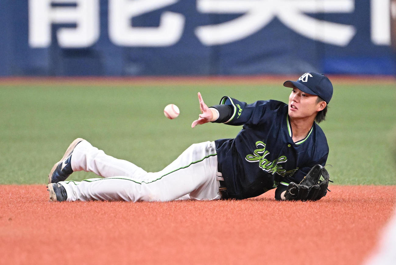 オリックス対ヤクルト　1回表ヤクルト1死一塁、西川の打球を好捕し宗を二塁封殺する遊撃手長岡（撮影・和賀正仁）