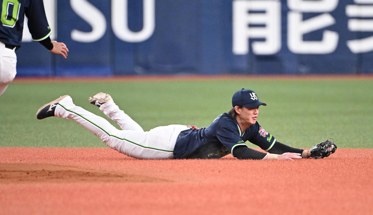 オリックス対ヤクルト　1回表ヤクルト1死一塁、西川の打球を好捕し宗を二塁封殺する遊撃手長岡（撮影・和賀正仁）