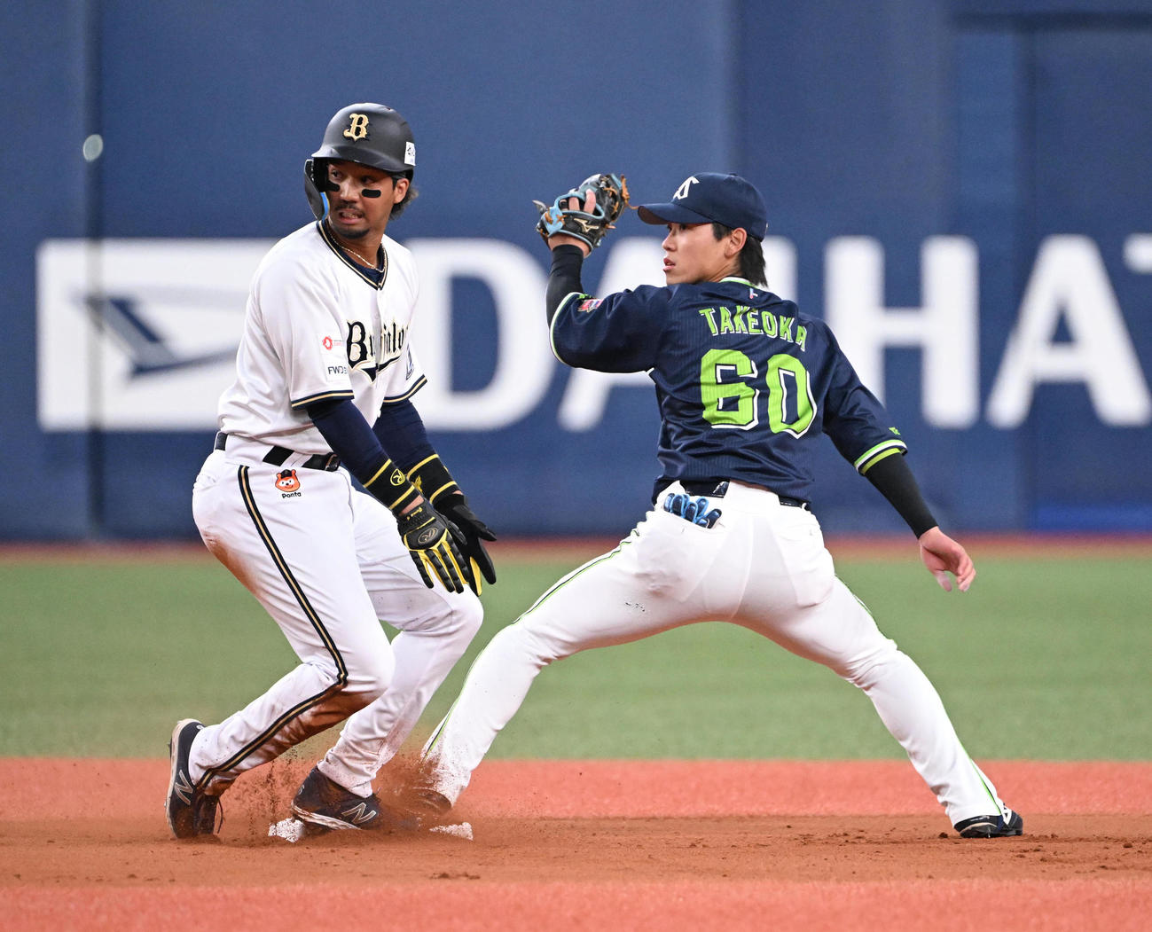 オリックス対ヤクルト　1回表ヤクルト1死一塁、西川の打球を好捕し宗を二塁封殺する遊撃手長岡（撮影・和賀正仁）