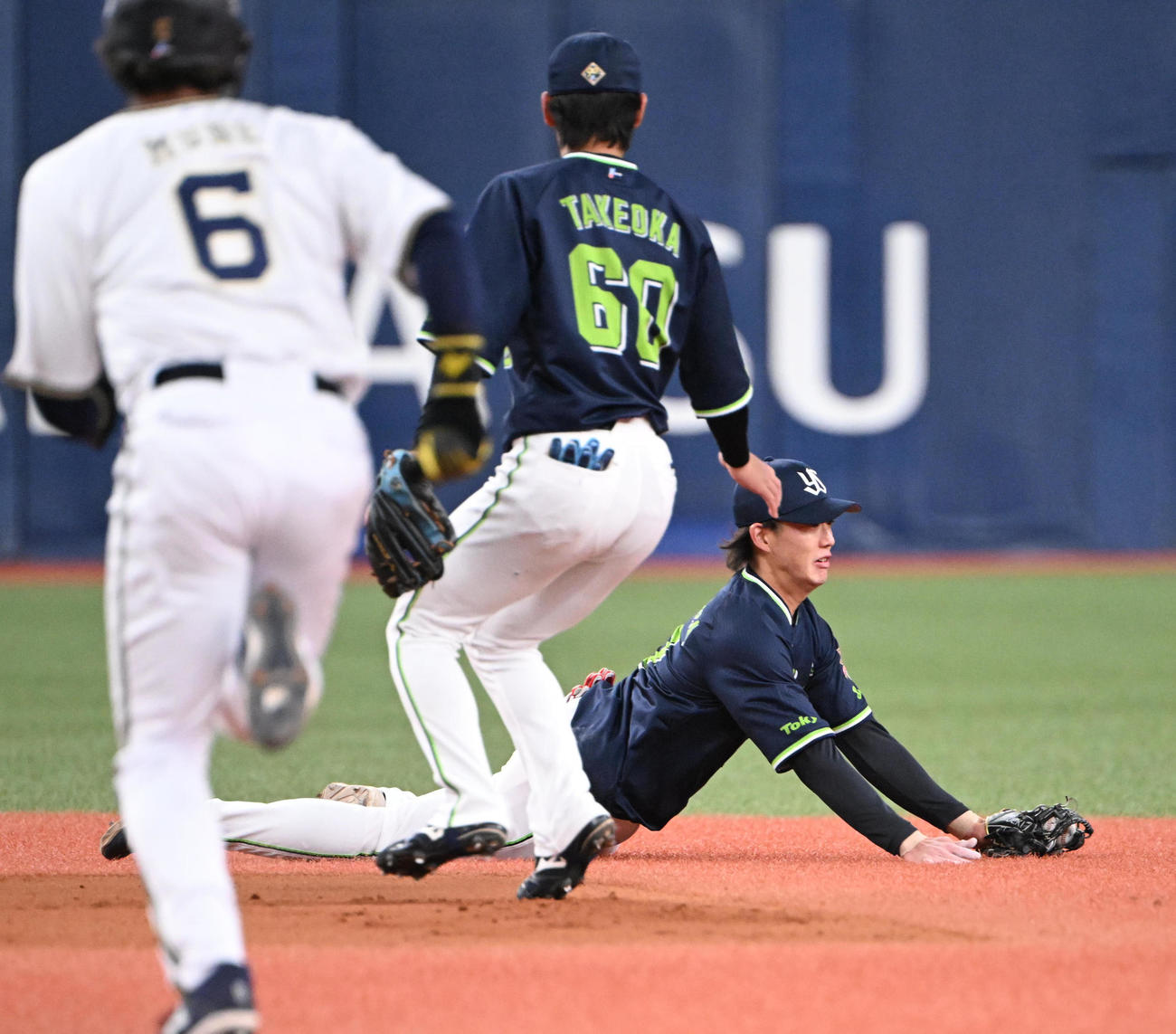 オリックス対ヤクルト　1回表ヤクルト1死一塁、西川の打球を好捕し宗を二塁封殺する遊撃手長岡（撮影・和賀正仁）