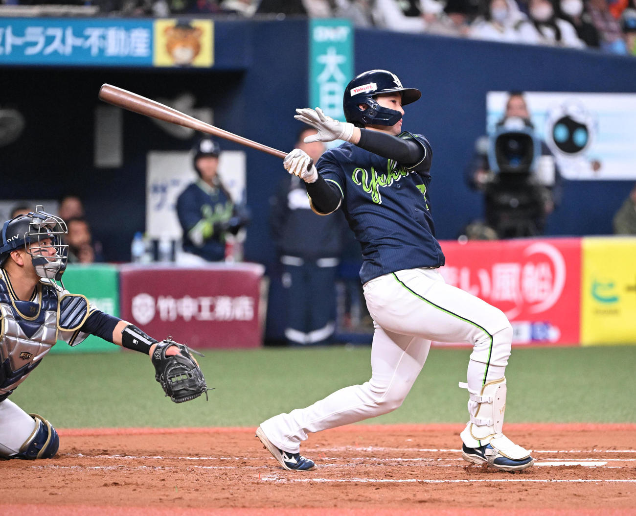 オリックス対ヤクルト　2回裏オリックス1死、右翼線に二塁打を放つ長岡（撮影・和賀正仁）