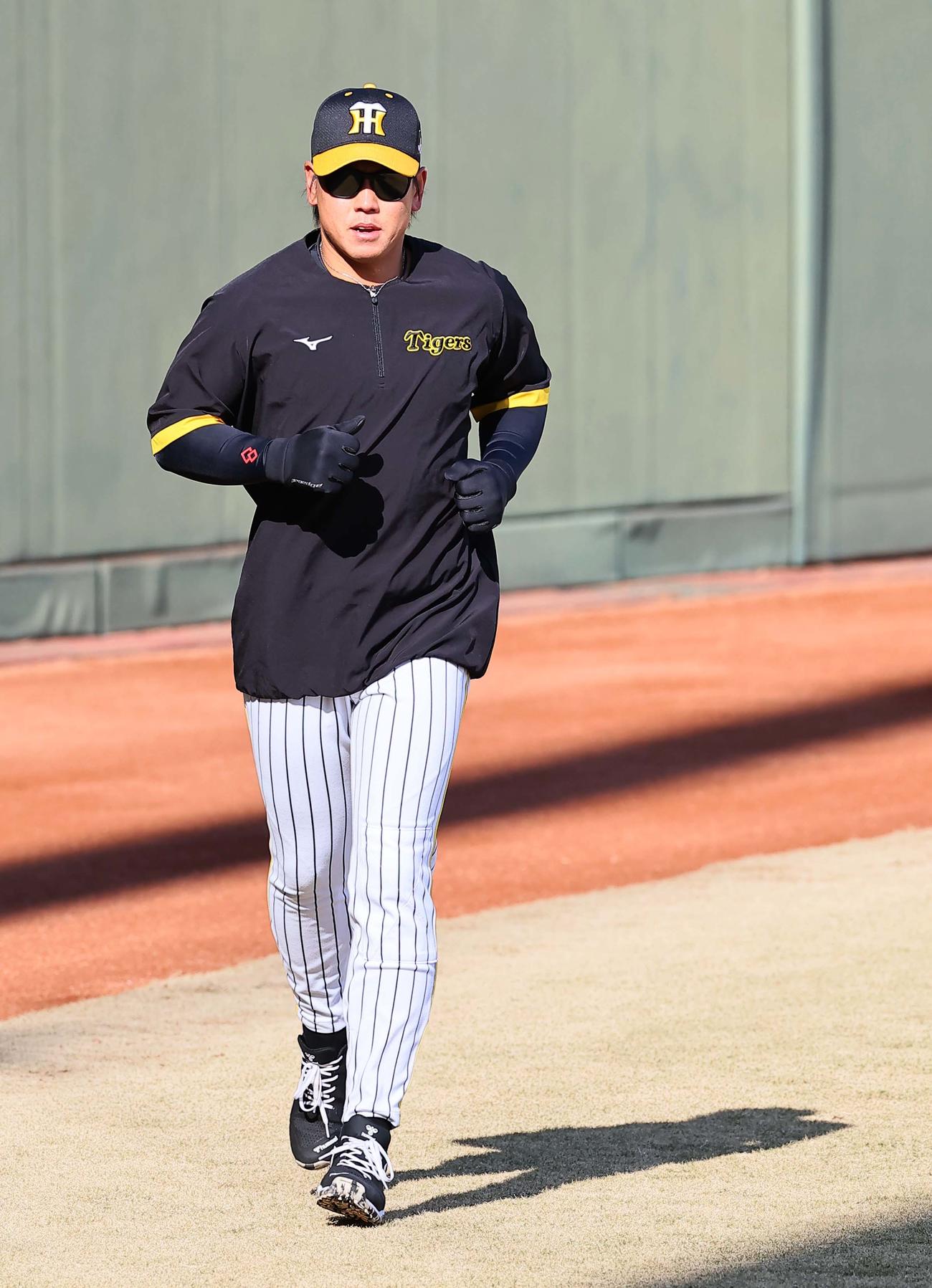 外野をランニングする梅野（撮影・上田博志）