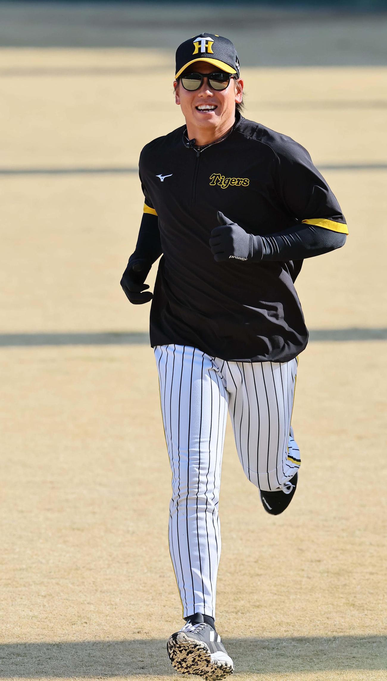 外野でダッシュをする梅野（撮影・上田博志）