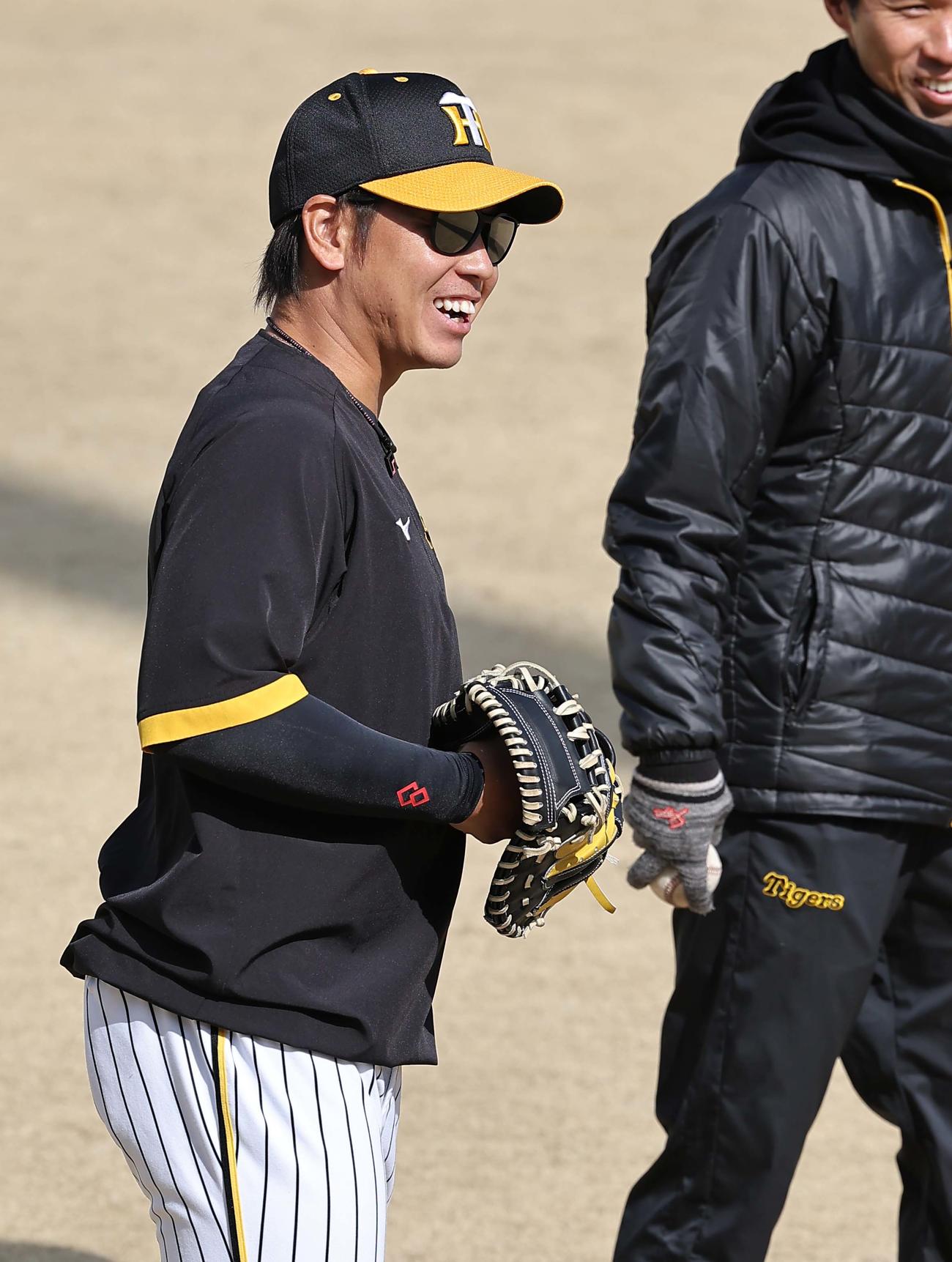 笑顔を見せる梅野（撮影・上田博志）